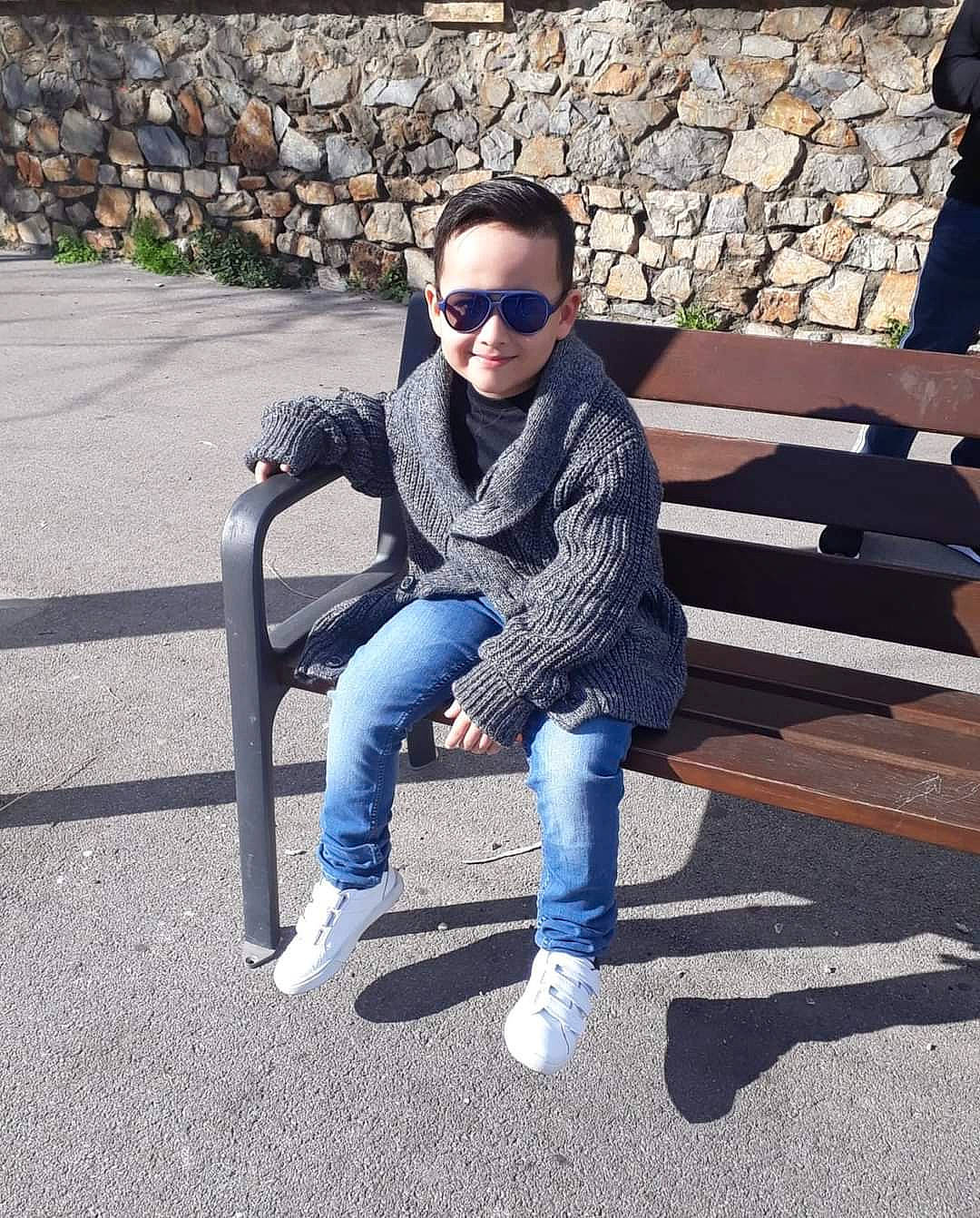 Christopher a rejoint le concours — aidez-le/la à gagner de superbes lots ! cool, denim, design, eyewear, fashion, footwear, glasses, jacket, jeans, joy, leg, outerwear, person, photography, shoe, sitting, street_fashion, sunglasses, textile, tourism