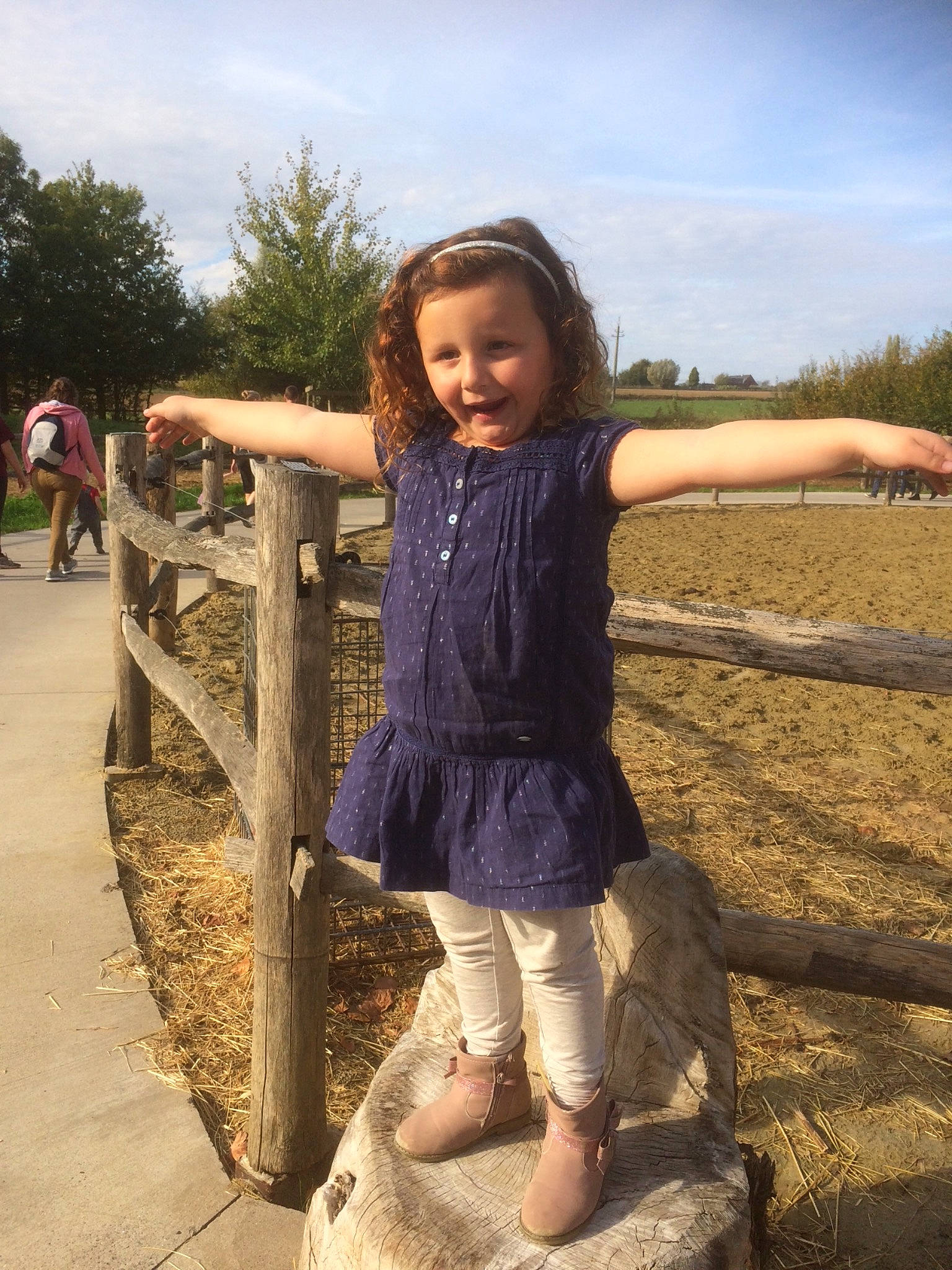 Lina participe au concours pour gagner de l'argent avec cette photo : child, child_model, fawn, fun, happy, person, photography, plant, smile, summer, tree, vacation