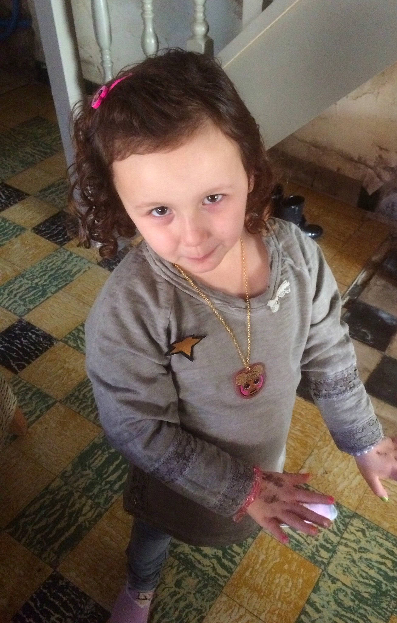 Lina participe au concours pour gagner de l'argent avec cette photo : child, joy, person, play, smile, toddler