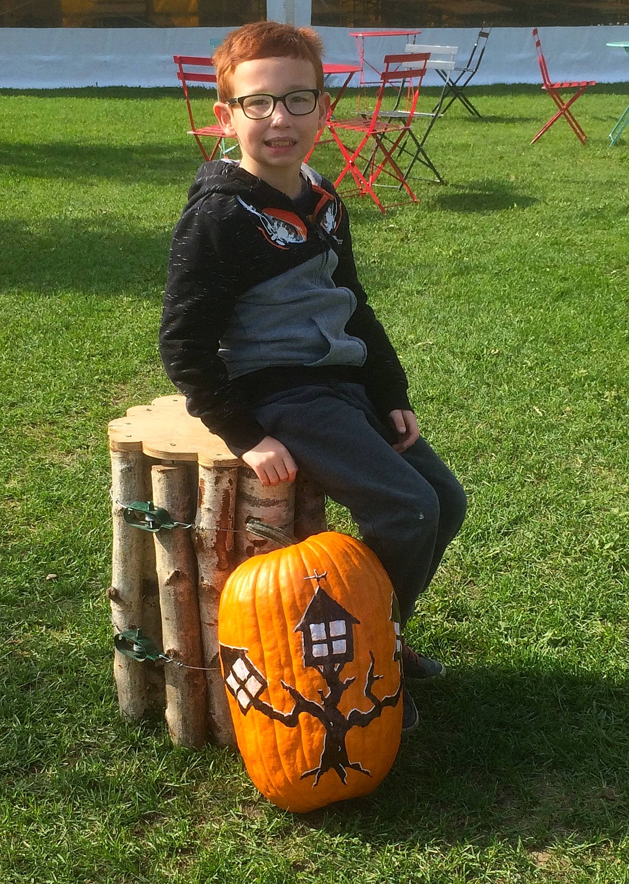 Alessandro a rejoint le concours — aidez-le/la à gagner de superbes lots ! cucurbita, grass, joy, person, pumpkin