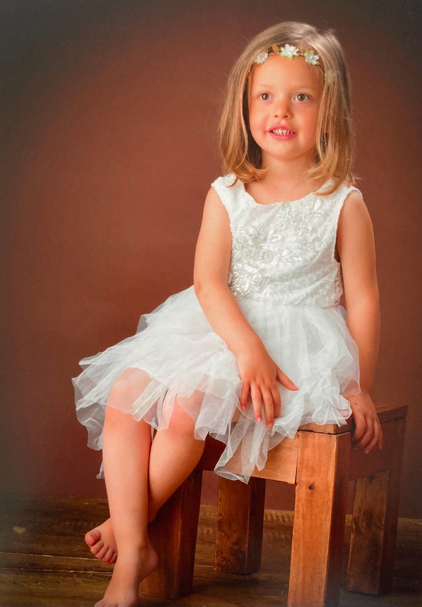 Romy a rejoint le concours — aidez-le/la à gagner de superbes lots ! arm, day_dress, dress, embellishment, eye, face, flash_photography, hair, hairstyle, happy, head, headwear, human_body, iris, joy, leg, neck, person, shoulder, skin