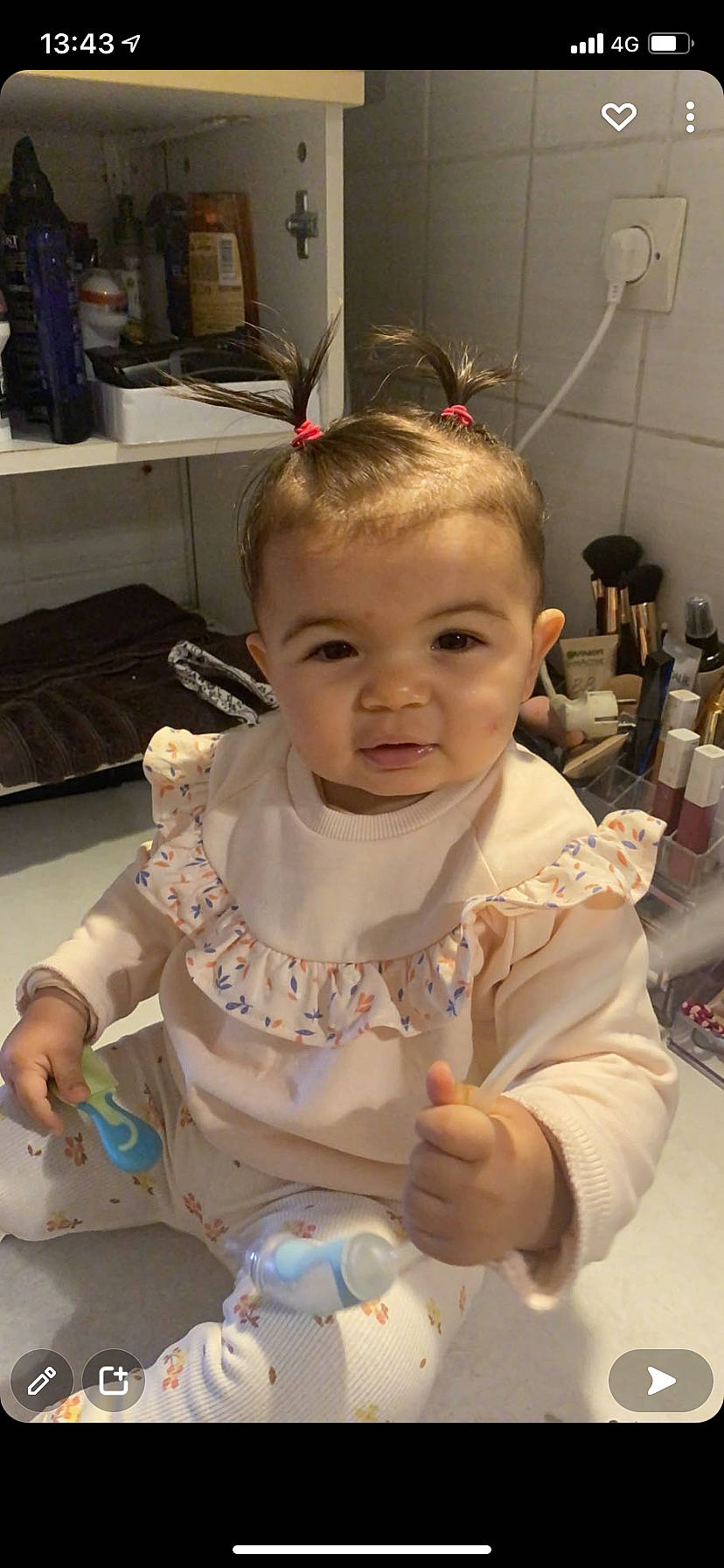 Salomé participe au concours pour gagner de l'argent avec cette photo : baby, baby_products, baby_toddler_clothing, chair, cheek, child, comfort_food, eating, event, fun, iris, mouth, nose, person, room, shelf, sitting, skin, smile, toddler