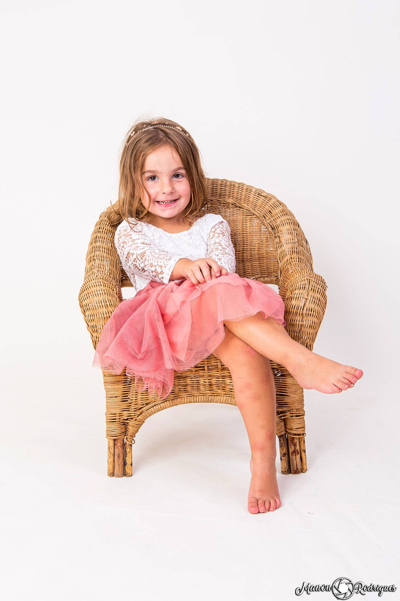 Naomi a rejoint le concours — aidez-le/la à gagner de superbes lots ! baby_toddler_clothing, barefoot, chair, comfort, dress, face, flash_photography, flooring, foot, hair, happy, human_body, human_leg, joy, knee, leg, person, pink, sleeve, smile
