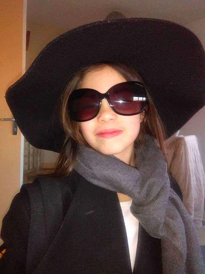 Olivia a rejoint le concours — aidez-le/la à gagner de superbes lots ! black_hair, cap, cool, eyewear, fashion, fashion_accessory, fedora, fur, fur_clothing, girl, glasses, hat, headgear, knit_cap, long_hair, neck, person, product, scarf, sunglasses
