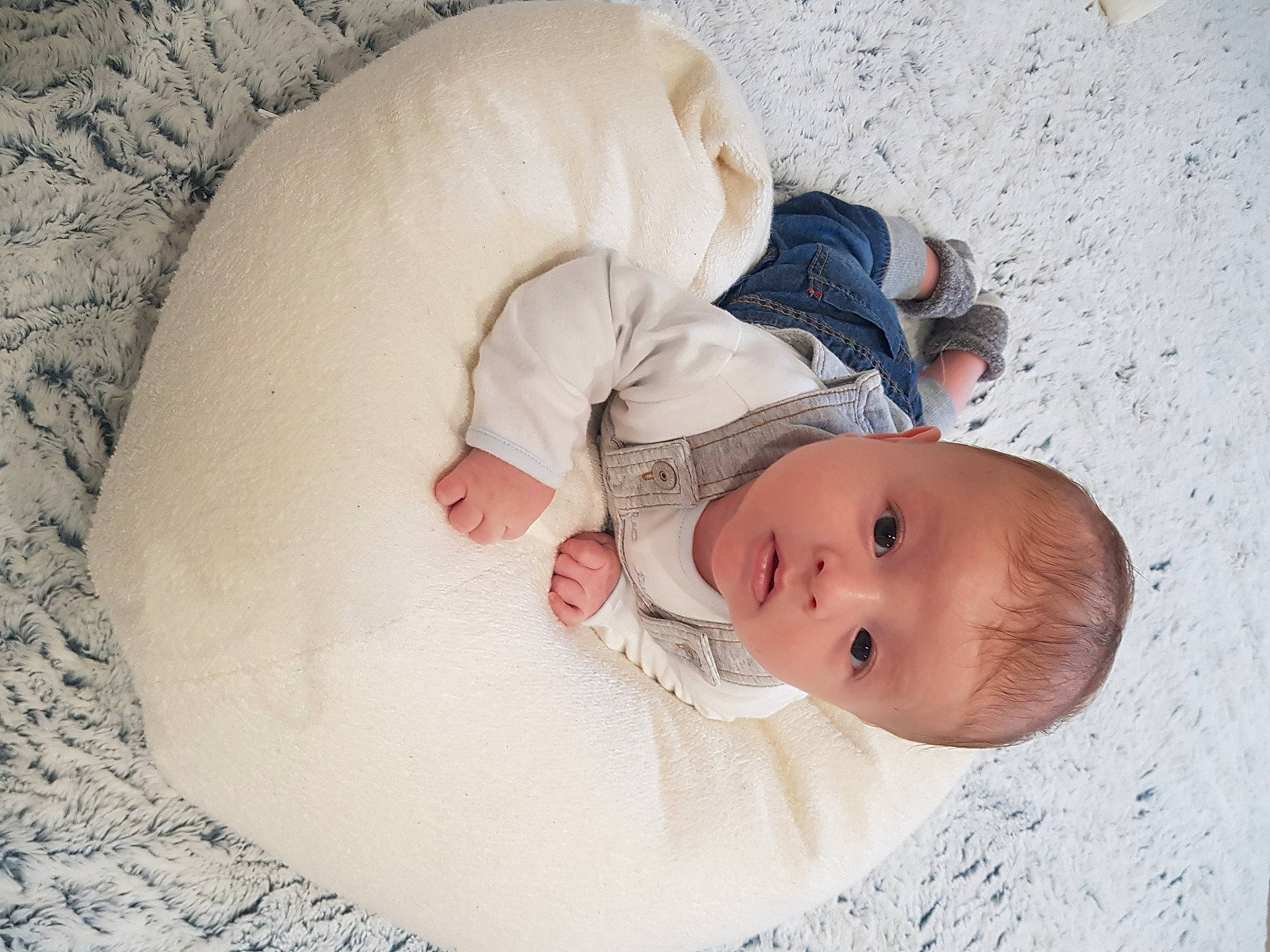 Johan a rejoint le concours — aidez-le/la à gagner de superbes lots ! arm, baby, baby_sleeping, baby_toddler_clothing, bedtime, cheek, child, comfort, eye, gesture, hand, headgear, human_body, linens, nose, person, sitting, skin, sleeve, toddler
