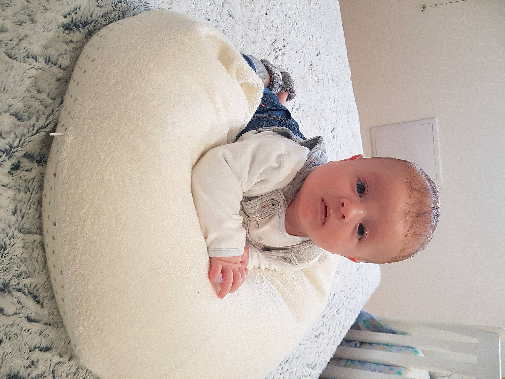 Johan participe au concours pour gagner de l'argent avec cette photo : abdomen, arm, baby, baby_products, baby_safety, baby_sleeping, baby_toddler_clothing, child, comfort, finger, hand, headgear, human_leg, linens, nap, person, sitting, skin, sleep, sleeve
