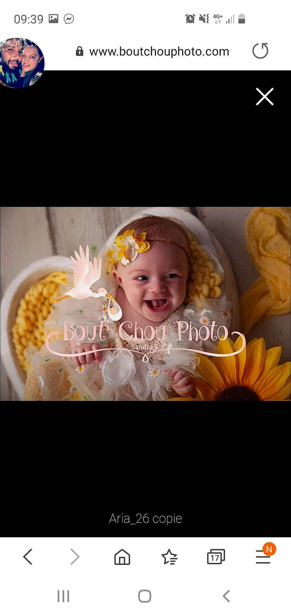 Aria a rejoint le concours — aidez-le/la à gagner de superbes lots ! baby, blond, child, facial_expression, font, hair_accessory, happy, headwear, joy, person, photo_caption, photography, smile, stock_photography, text, toddler, yellow