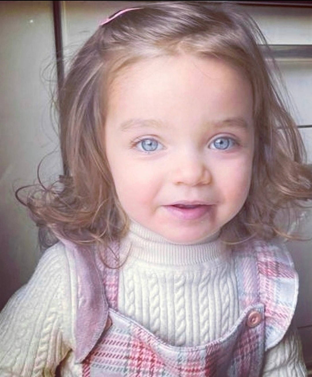 Miliana a rejoint le concours — aidez-le/la à gagner de superbes lots ! baby_toddler_clothing, cheek, ear, eye, eyebrow, eyelash, facial_expression, forehead, happy, head, iris, jaw, lip, mouth, nose, organ, person, pink, skin, sleeve