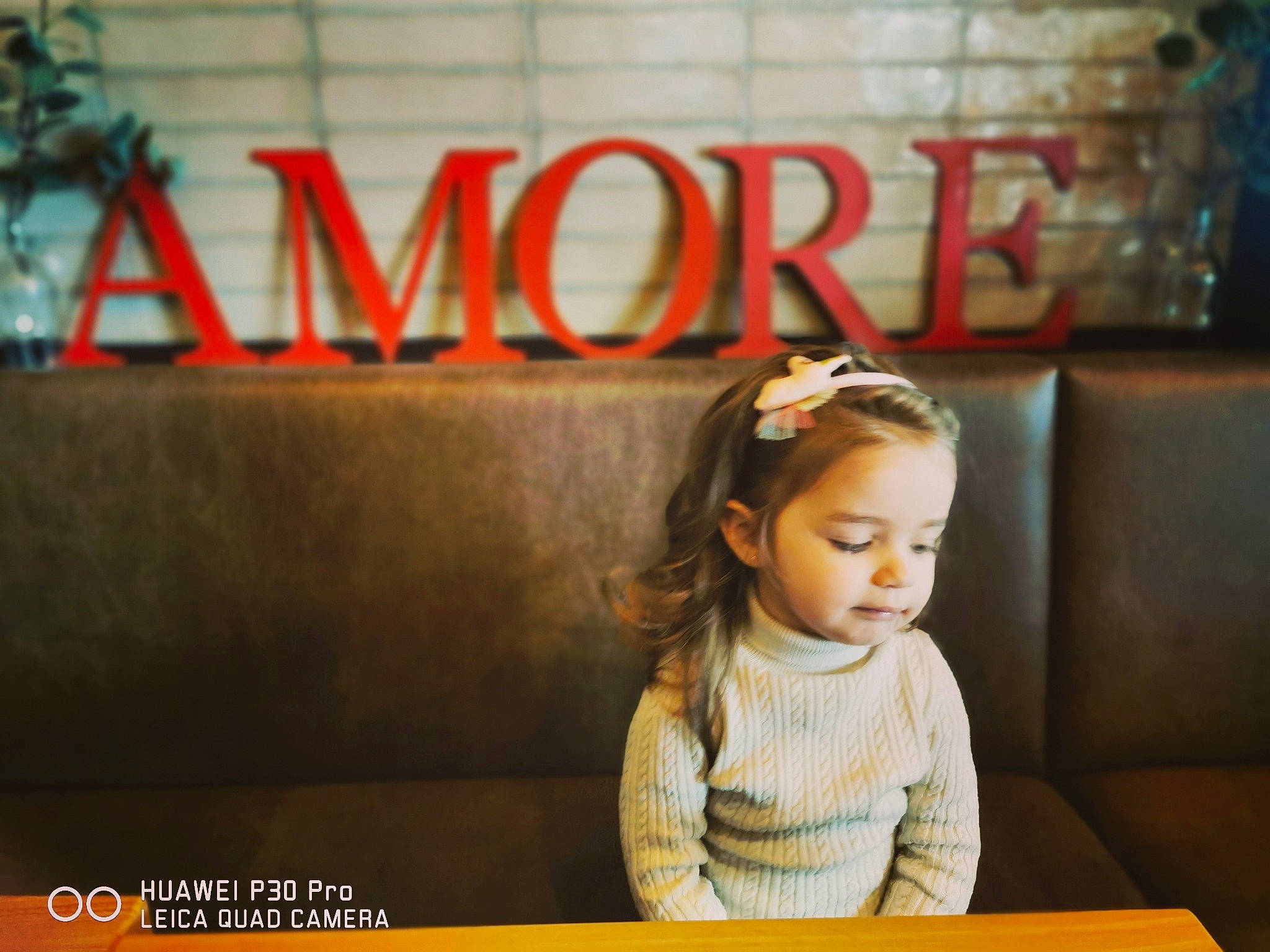 Miliana a rejoint le concours — aidez-le/la à gagner de superbes lots ! blond, child, couch, eyewear, flash_photography, flooring, font, fun, happy, leisure, person, photo_caption, picture_frame, portrait_photography, recreation, room, sitting, t_shirt, toddler, window