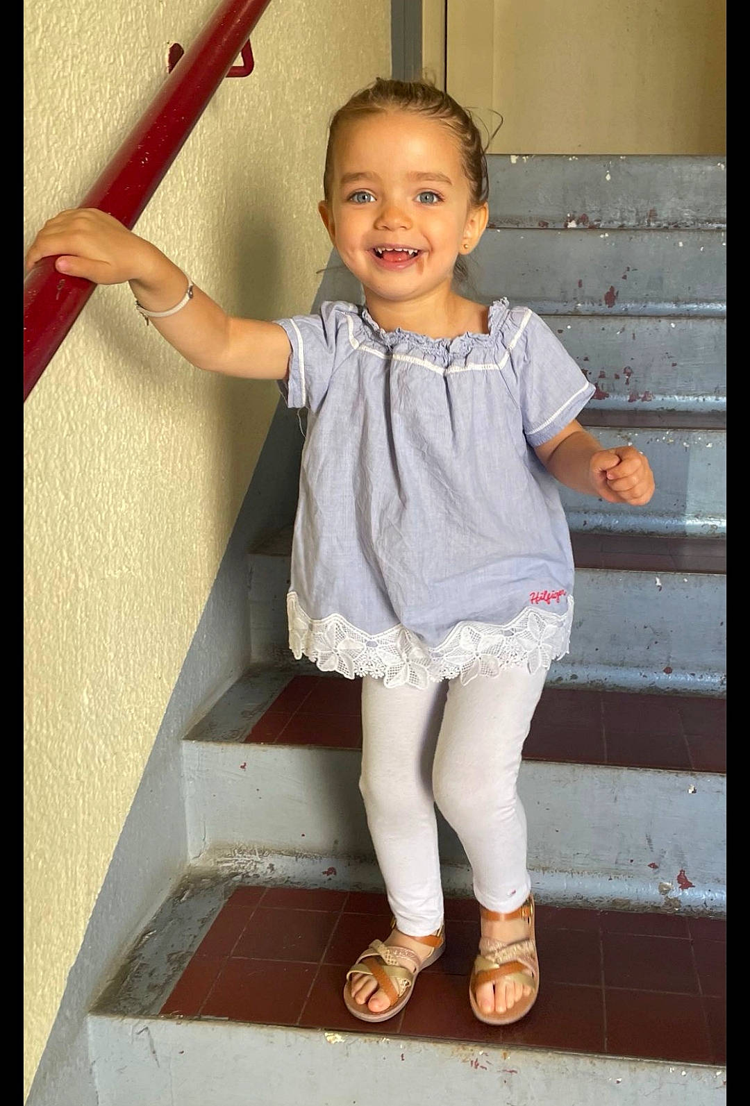 Miliana a rejoint le concours — aidez-le/la à gagner de superbes lots ! baby_toddler_clothing, elbow, facial_expression, flash_photography, gesture, happy, human_leg, joint, joy, knee, leg, pattern, person, pink, shoe, sleeve, smile, sock, standing, thigh