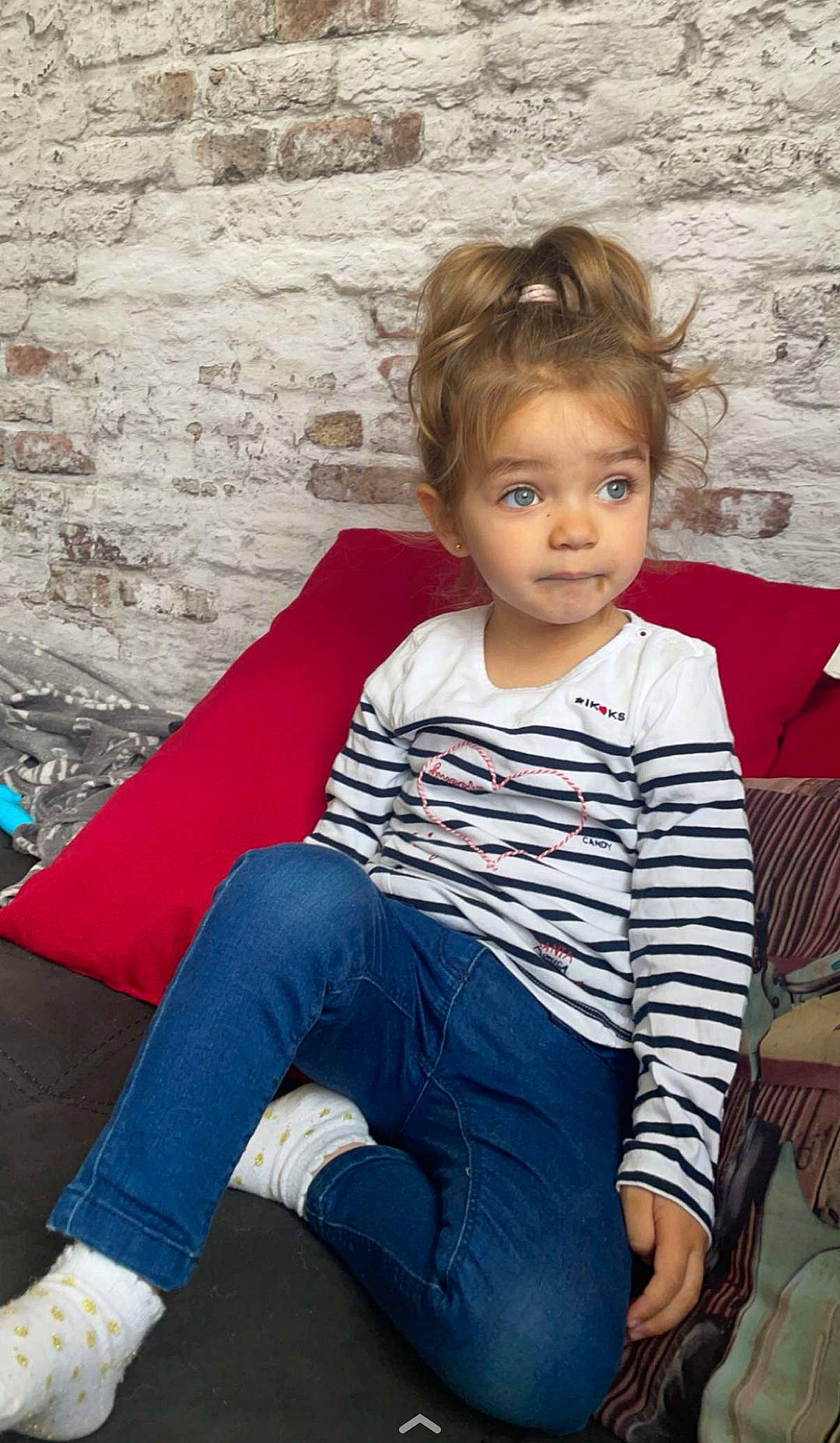 Miliana participe au concours pour gagner de l'argent avec cette photo : baby_toddler_clothing, blond, child, cool, electric_blue, fun, hairstyle, happy, human, human_leg, iris, leisure, person, sitting, skin, sleeve, standing, t_shirt, thigh, toddler
