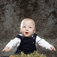 Raffaelu participe au concours pour gagner de l'argent avec cette photo : baby, background, child, curious, festive, floor, footwear, happy, holiday_decor, indoor, overalls, person, photography, portrait, sitting, smiling, studio, tinsel, white_shirt, young_child