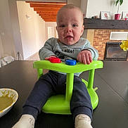 Gabin participe au concours pour gagner de l'argent avec cette photo : baby, infant, child, baby_seat, green, table, socks, sweater, indoor, room, fireplace, wooden_ceiling, toy, face, messy, food, plant, photography, portrait, cozy