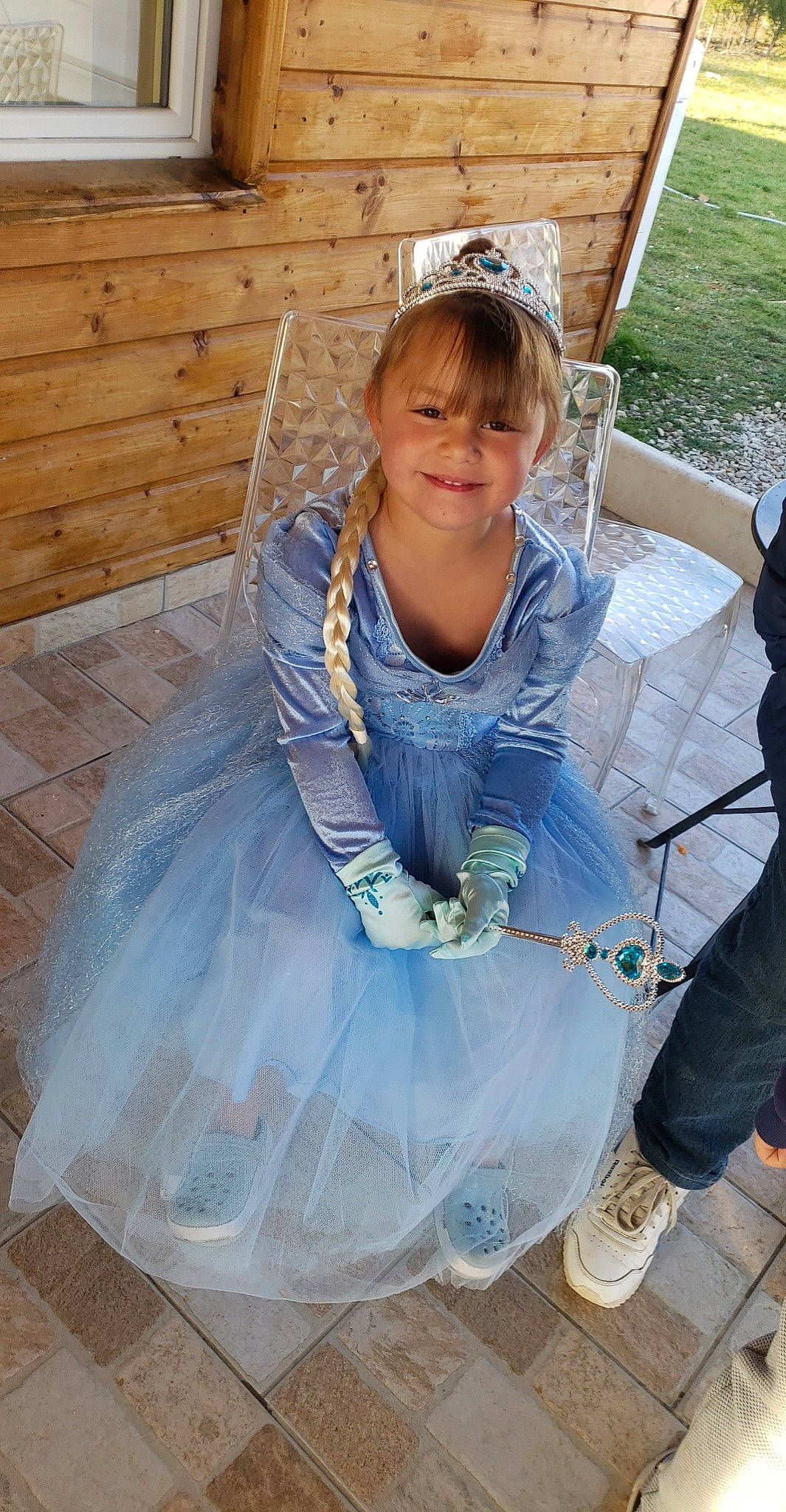 Djoye participe au concours pour gagner de l'argent avec cette photo : bridal_accessory, child, clothing, dress, electric_blue, event, eye, fashion_accessory, formal_wear, fun, grass, happy, jewellery, joy, leisure, person, recreation, sandal, shoe, sitting