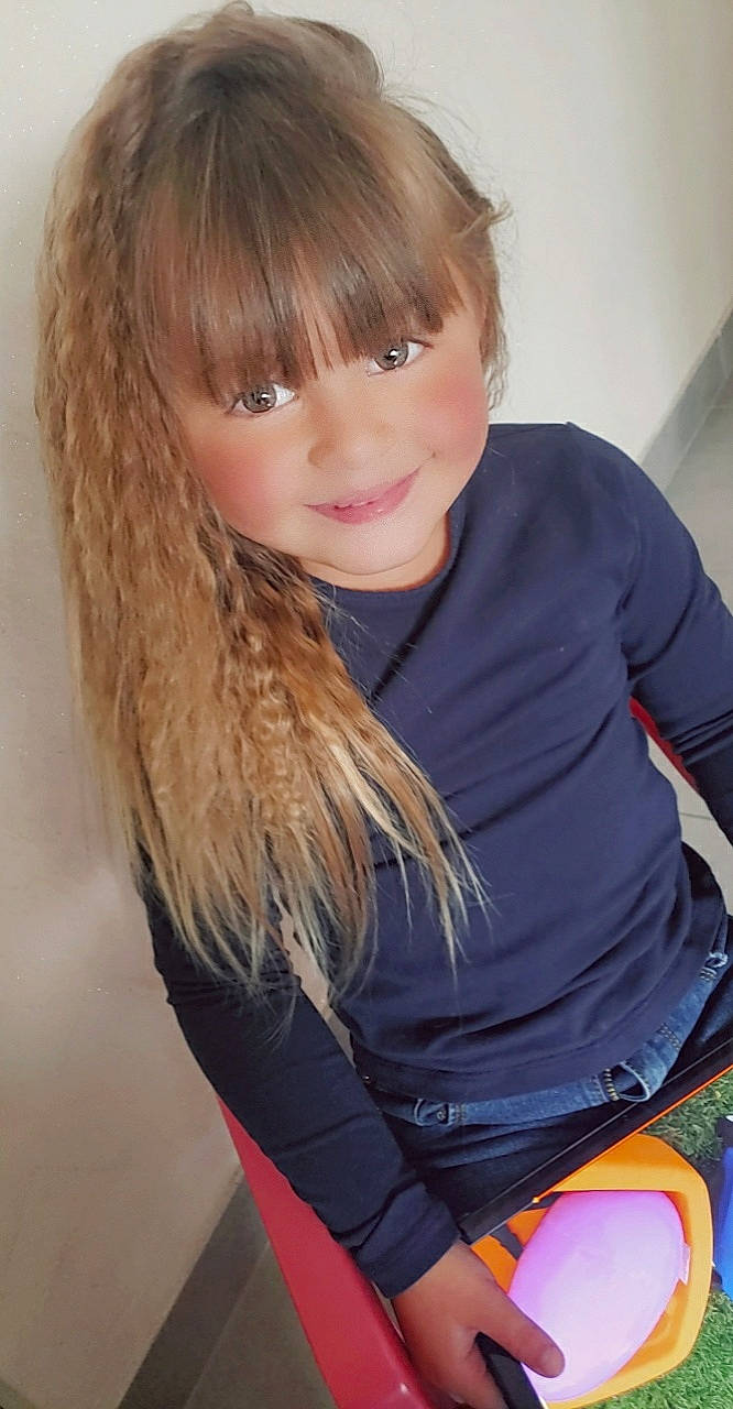 Djoye participe au concours pour gagner de l'argent avec cette photo : bangs, black_hair, blond, chest, elbow, electric_blue, eyelash, flash_photography, human_body, human_leg, joy, layered_hair, lip, long_hair, person, sleeve, smile, step_cutting, t_shirt, thigh