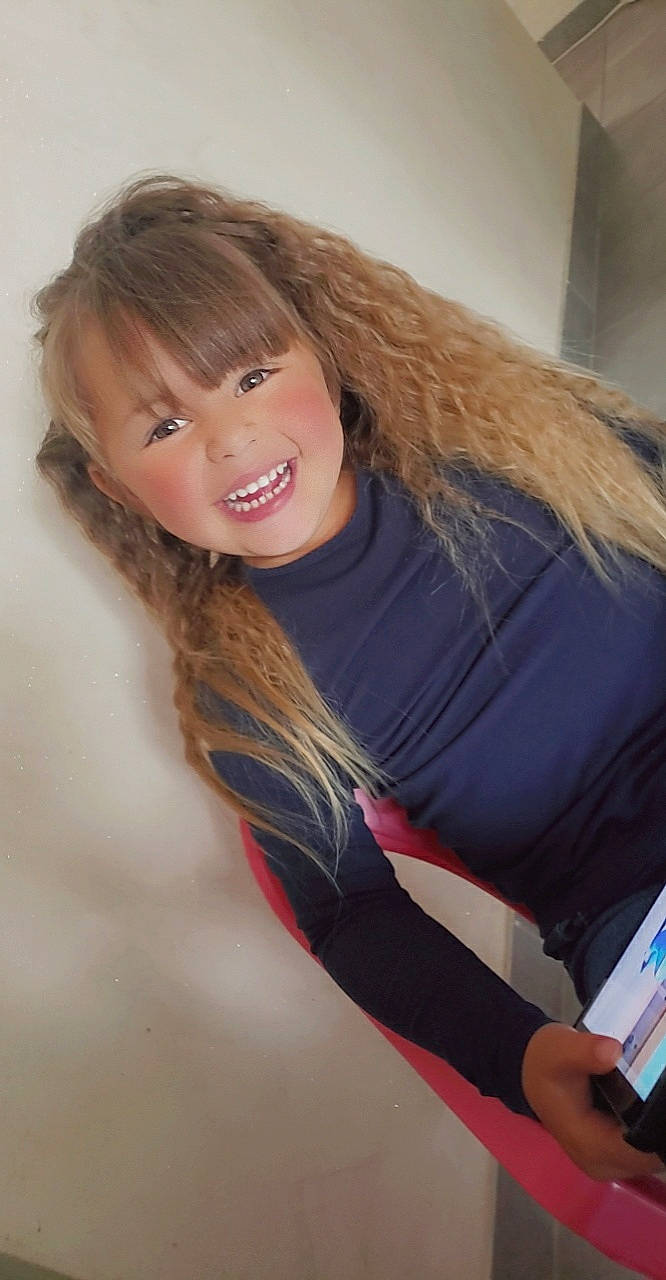 Djoye participe au concours pour gagner de l'argent avec cette photo : black_hair, blond, elbow, electric_blue, eyelash, fashion_design, flash_photography, fun, human_leg, joint, joy, knee, layered_hair, lip, long_hair, neck, person, sleeve, smile, thigh