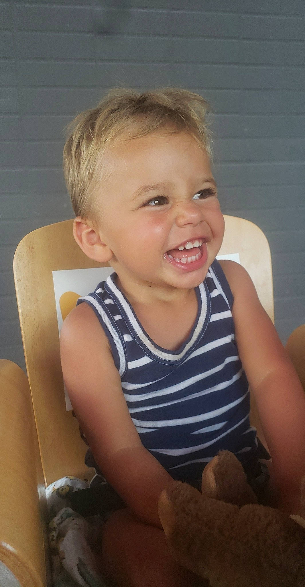 Neyton participe au concours pour gagner de l'argent avec cette photo : arm, chair, cheek, chin, eye, eyebrow, flash_photography, hair, hand, human_body, iris, joint, leg, lip, mouth, muscle, neck, nose, person, skin