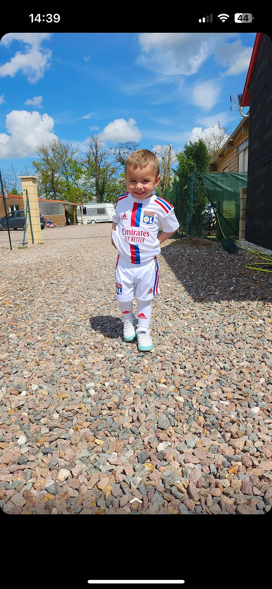 Neyton a rejoint le concours — aidez-le/la à gagner de superbes lots ! asphalt, cloud, cobblestone, flooring, fun, grass, joy, landscape, leisure, nature, people_in_nature, person, plant, recreation, road, road_surface, sky, soil, toddler, travel