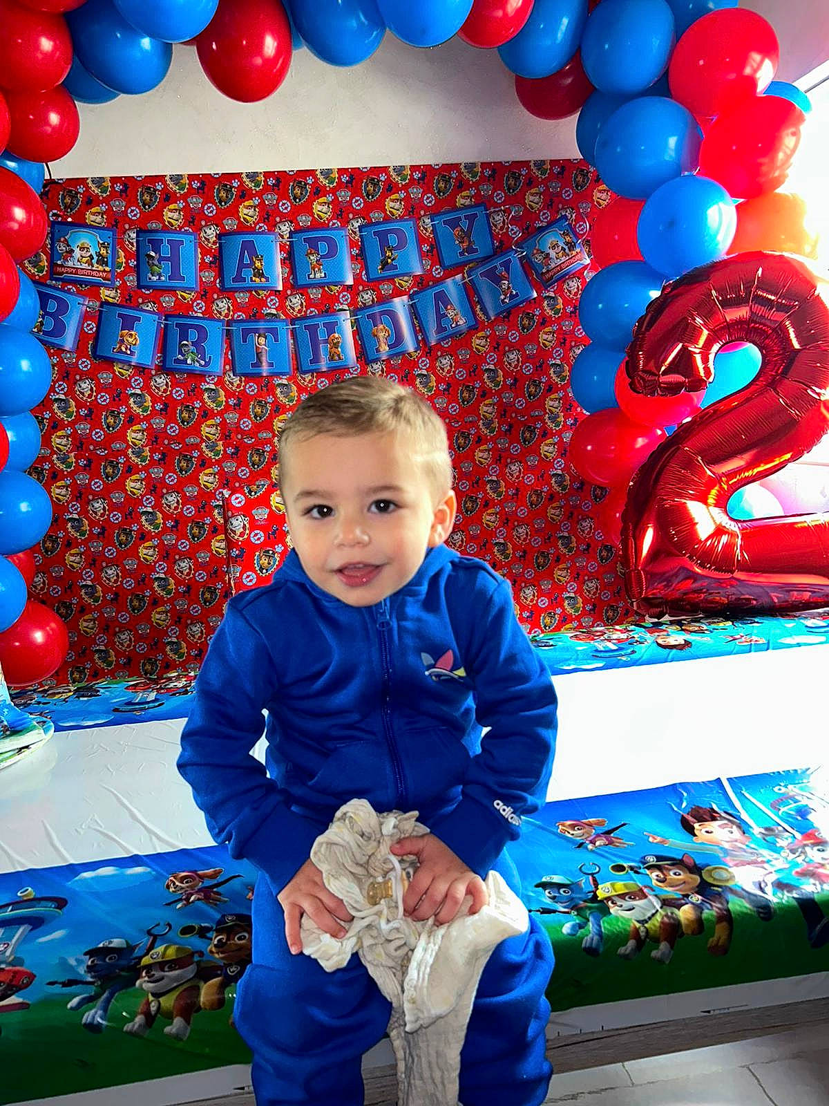 Neyton participe au concours pour gagner de l'argent avec cette photo : balloon, beauty, blue, child, electric_blue, event, fun, happy, holiday, joy, magenta, organ, party_supply, pattern, person, photograph, plastic_bag, red, snapshot, toddler