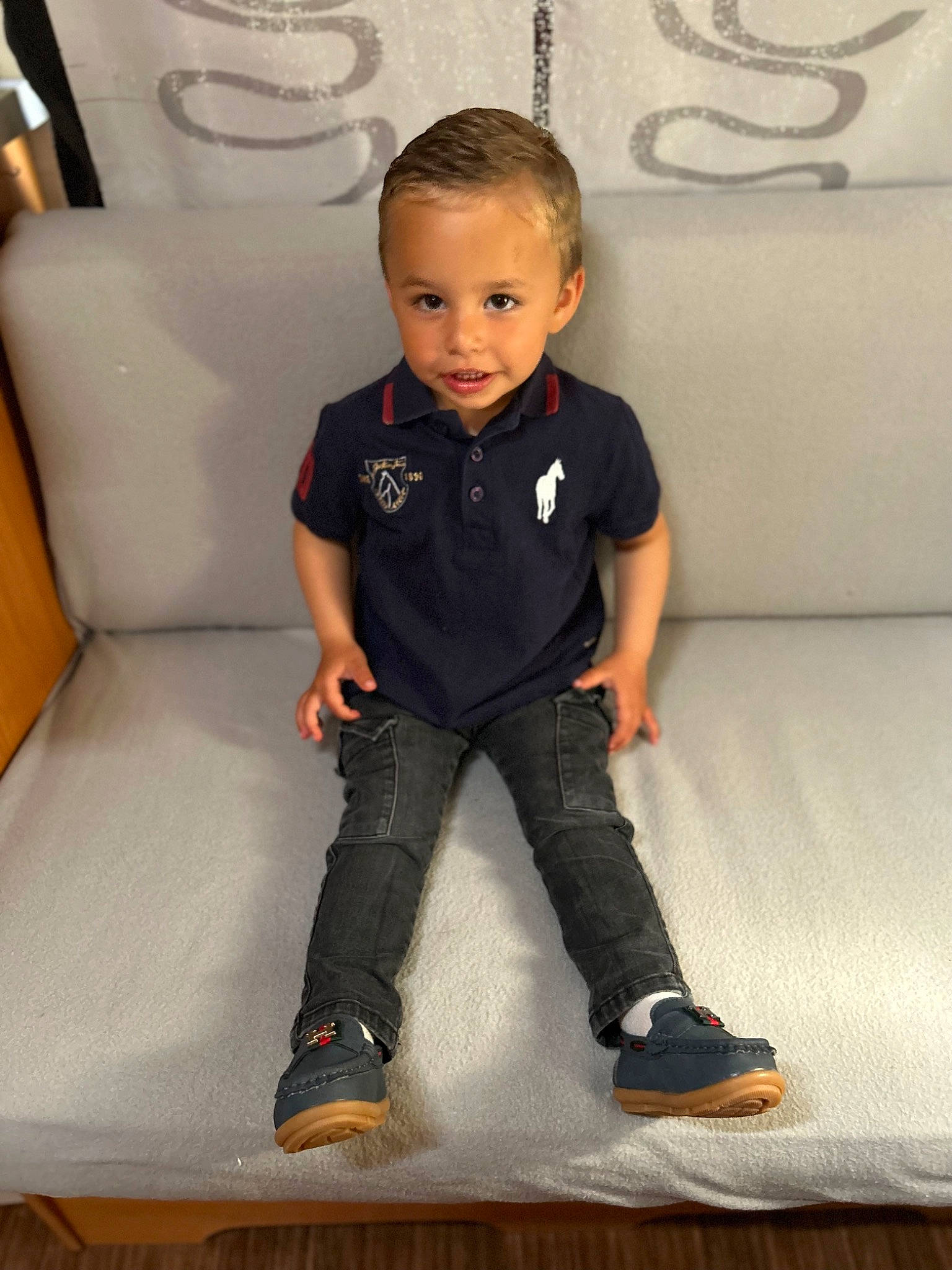 Neyton a rejoint le concours — aidez-le/la à gagner de superbes lots ! baby, baby_toddler_clothing, comfort, denim, electric_blue, eye, flash_photography, flooring, happy, head, joint, knee, person, shoulder, sitting, sleeve, smile, t_shirt, toddler, walking_shoe