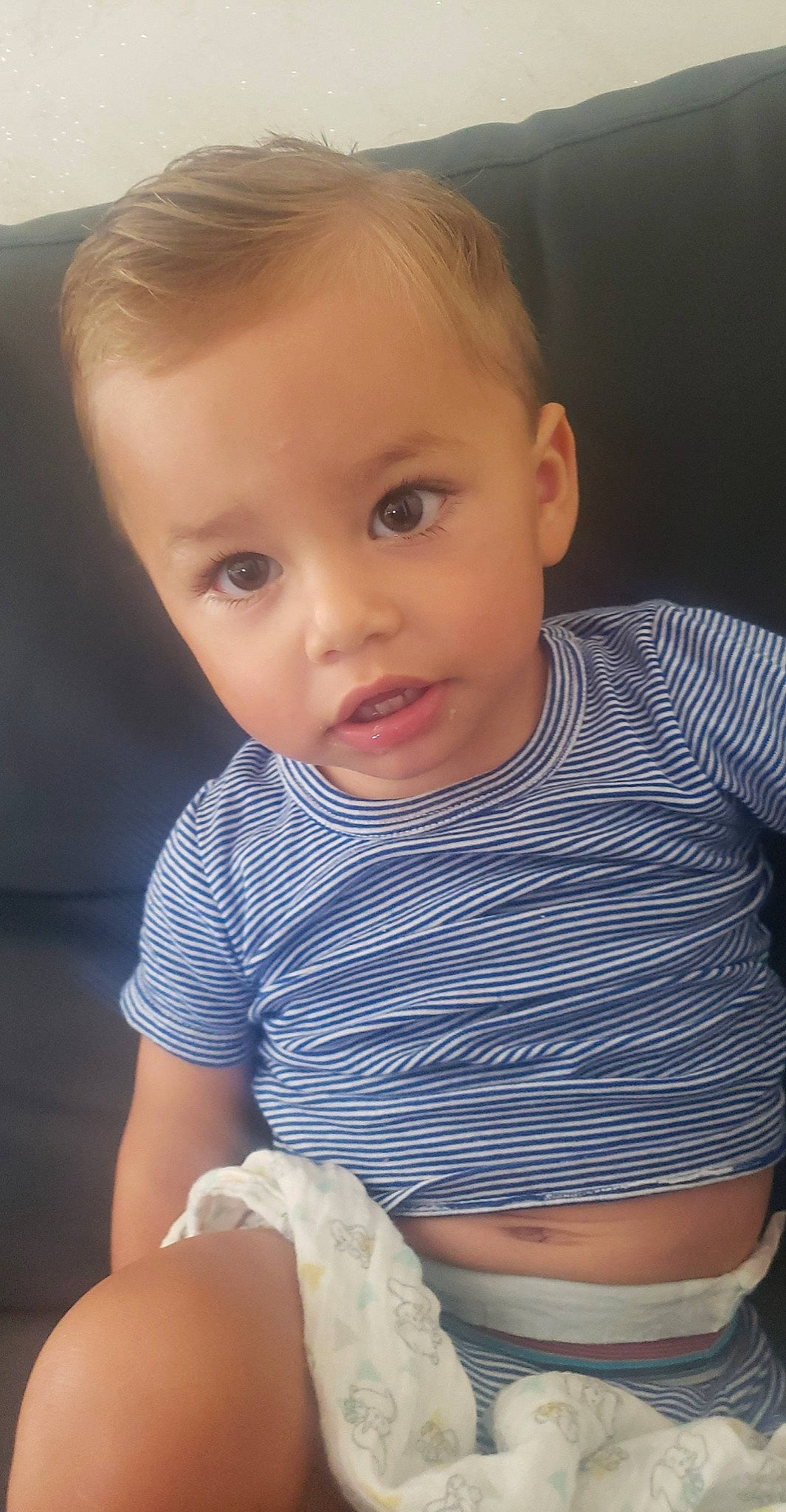 Neyton participe au concours pour gagner de l'argent avec cette photo : azure, cheek, chin, eye, eyebrow, forehead, hand, human, human_body, joint, lip, mouth, muscle, neck, nose, organ, person, shoulder, skin, smile