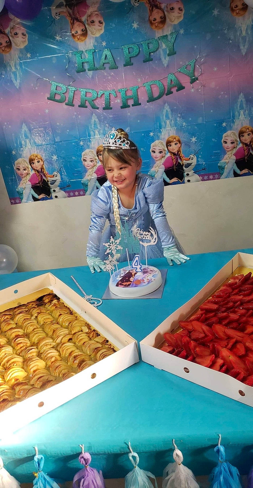 Djoye a rejoint le concours — aidez-le/la à gagner de superbes lots ! blue, board_game, cuisine, dessert, dish, electric_blue, event, finger_food, food, ingredient, jewellery, joy, leisure, magenta, party_supply, pattern, person, pink, recreation, room