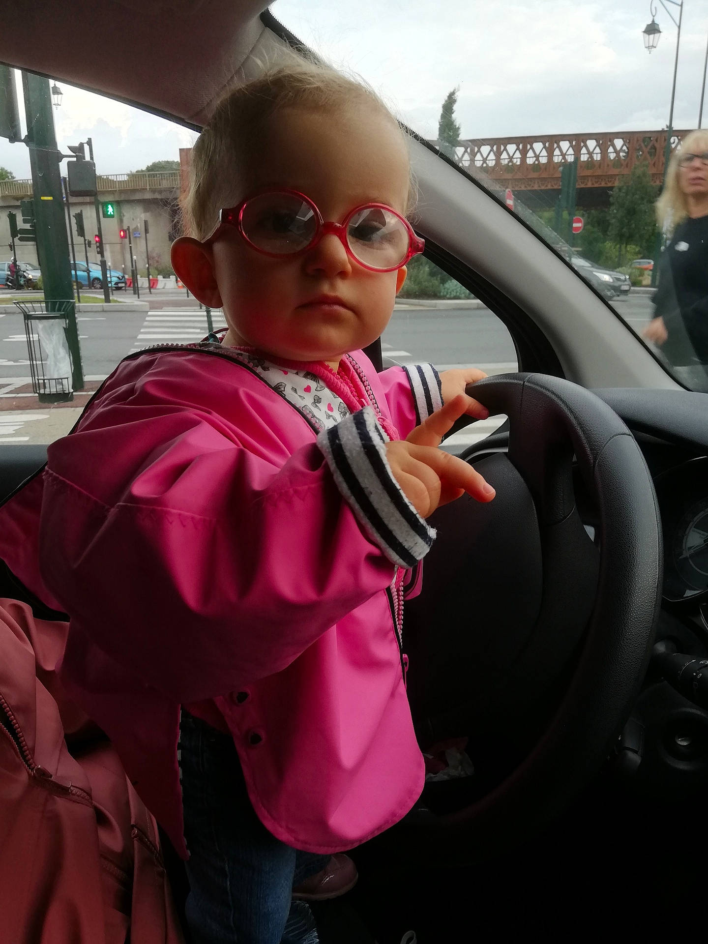 Mélyna a rejoint le concours — aidez-le/la à gagner de superbes lots ! auto_part, automotive_design, automotive_exterior, car, eyewear, glasses, goggles, magenta, motor_vehicle, person, personal_luxury_car, pink, sky, steering_wheel, street_fashion, sunglasses, toddler, travel, vehicle, vehicle_door