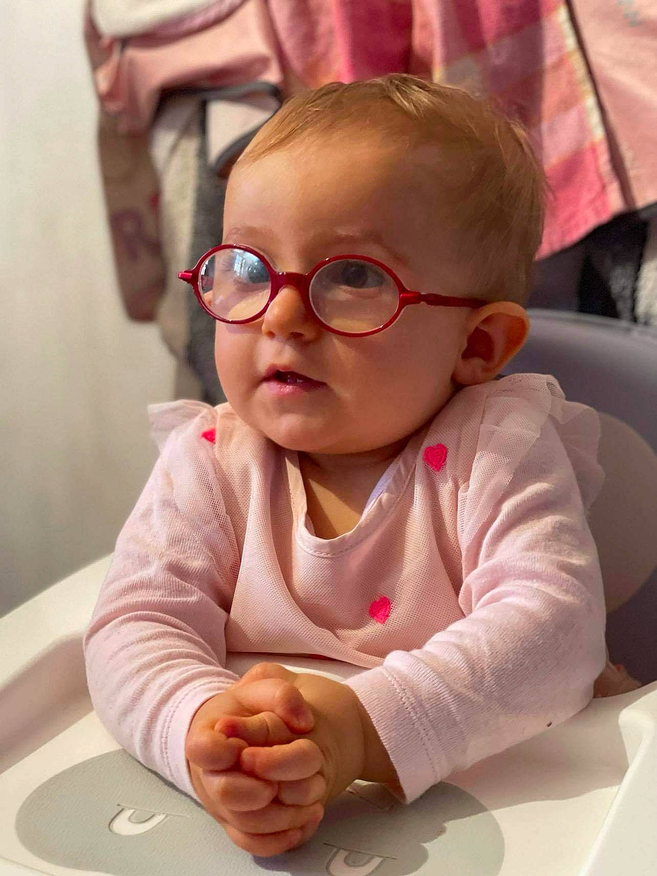 Mélyna participe au concours pour gagner de l'argent avec cette photo : baby, baby_toddler_clothing, cheek, chin, eyebrow, eyewear, finger, fun, glasses, hairstyle, happy, head, lip, mouth, nose, person, pink, skin, sleeve, toddler