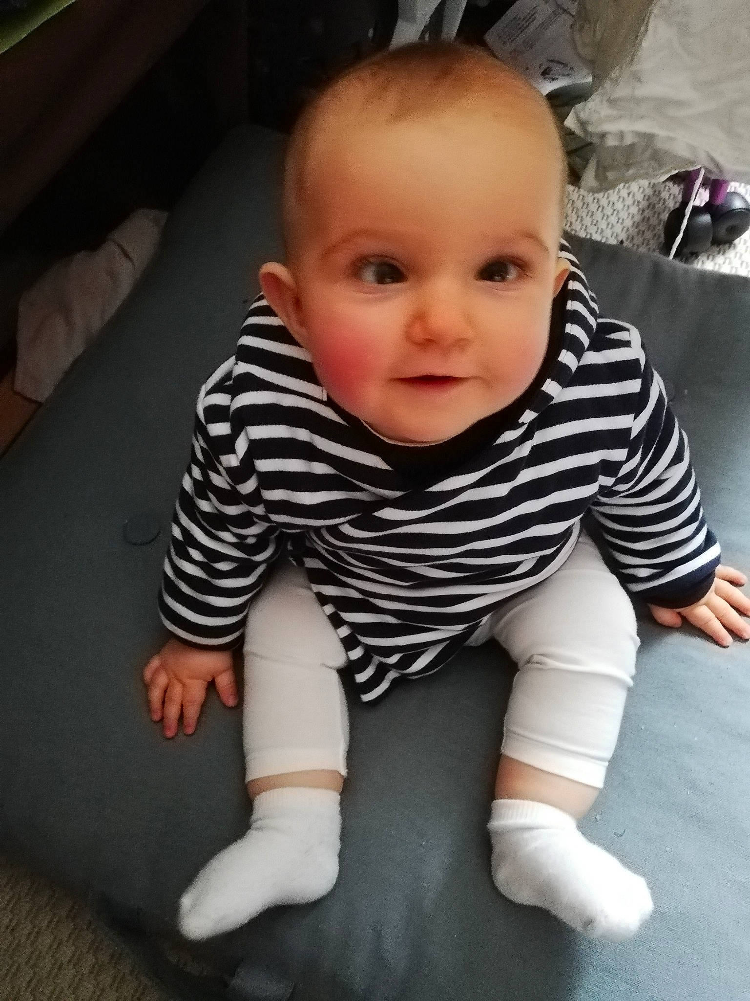 Mélyna a rejoint le concours — aidez-le/la à gagner de superbes lots ! arm, baby, baby_toddler_clothing, cheek, child, chin, comfort, eye, finger, floor, flooring, happy, head, iris, joint, neck, person, sleeve, smile, thumb