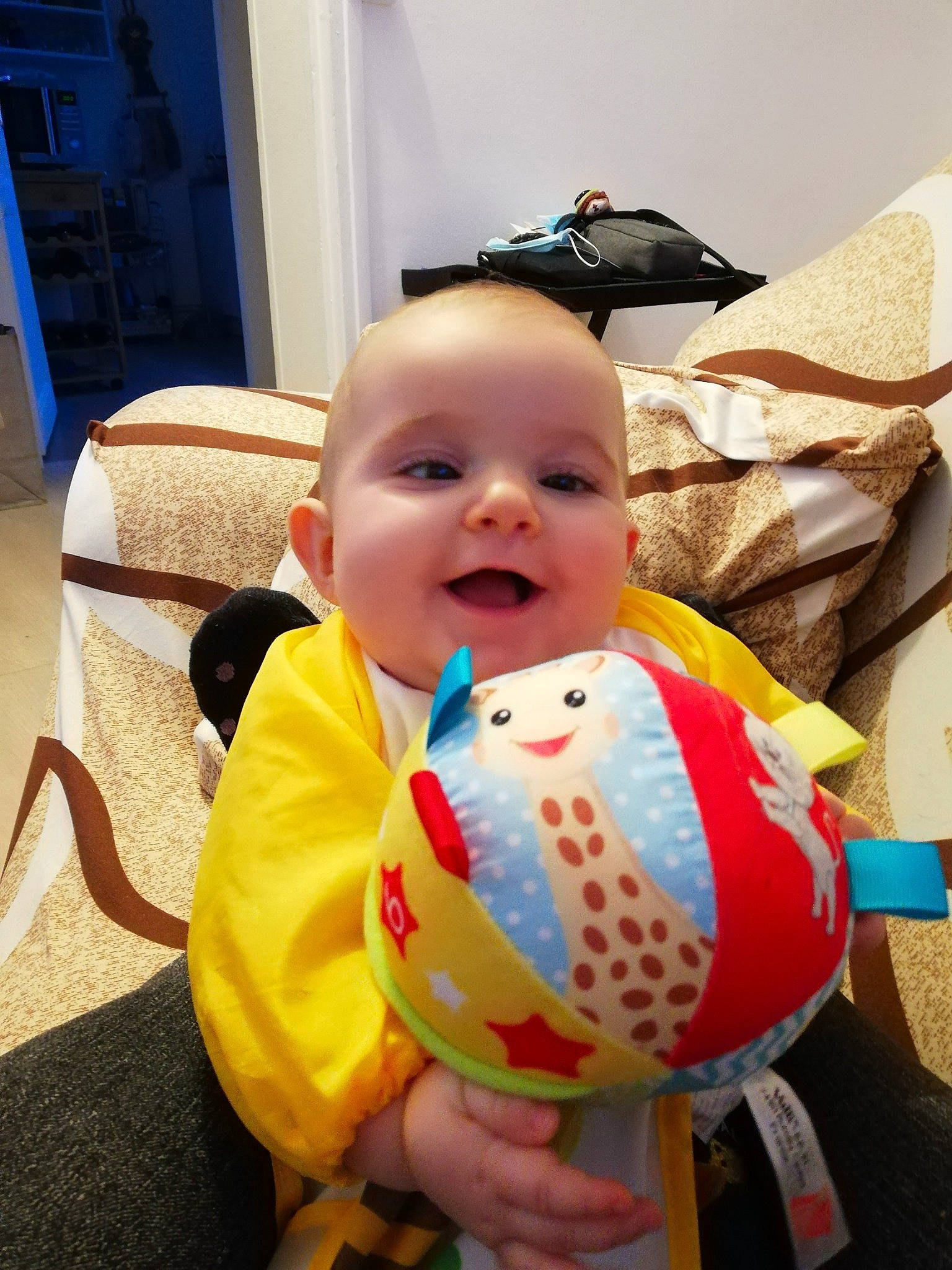 Mélyna a rejoint le concours — aidez-le/la à gagner de superbes lots ! abdomen, baby, baby_products, baby_toddler_clothing, child, comfort, door, easter, easter_egg, event, fun, happy, holiday, pattern, person, room, sitting, smile, stuffed_toy, toddler