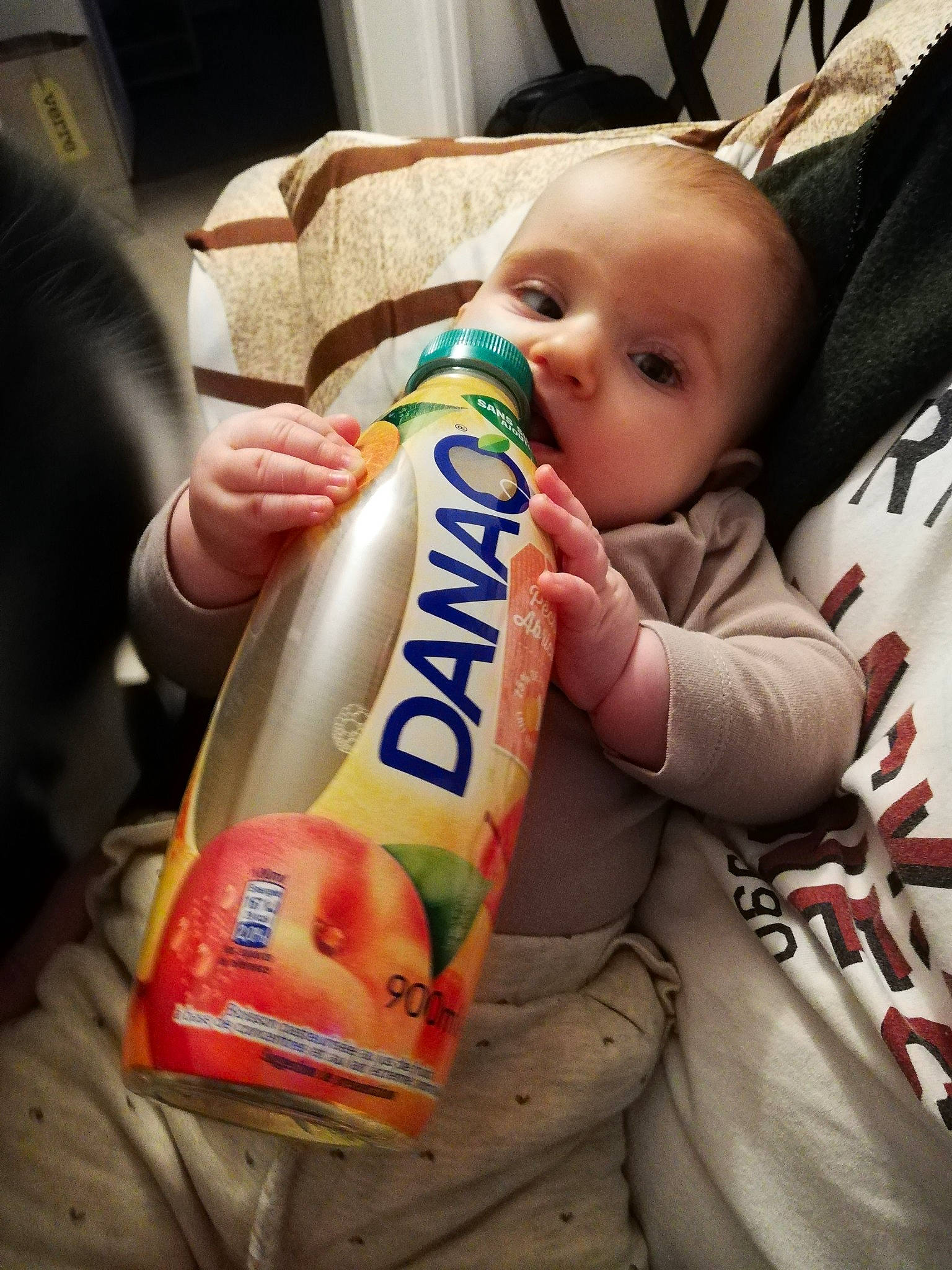 Mélyna a rejoint le concours — aidez-le/la à gagner de superbes lots ! baby, baby_products, baby_toddler_clothing, bottle, child, drink, finger, food, hand, happy, household_supply, ingredient, nail, packaging_and_labeling, person, plastic_bottle, skin, snack, soft_drink, thumb