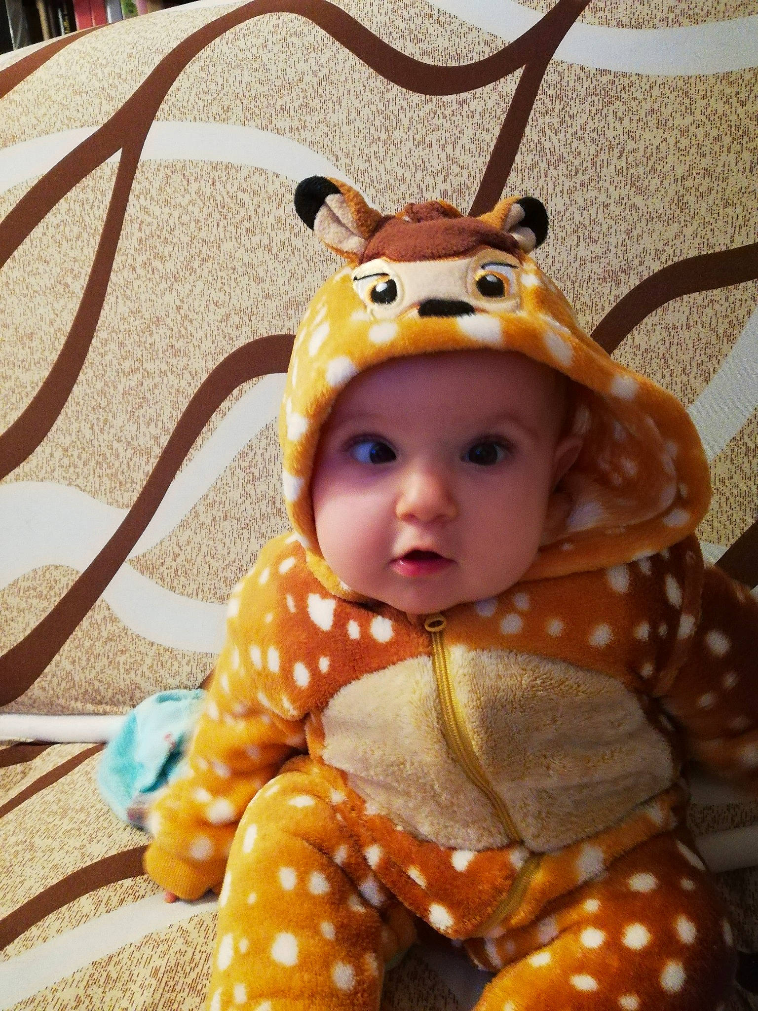 Mélyna a rejoint le concours — aidez-le/la à gagner de superbes lots ! audio_equipment, baby, baby_toddler_clothing, child, costume, costume_hat, eye, fashion_accessory, fawn, flooring, fur, head, headgear, headwear, orange, pattern, person, skin, textile, toddler