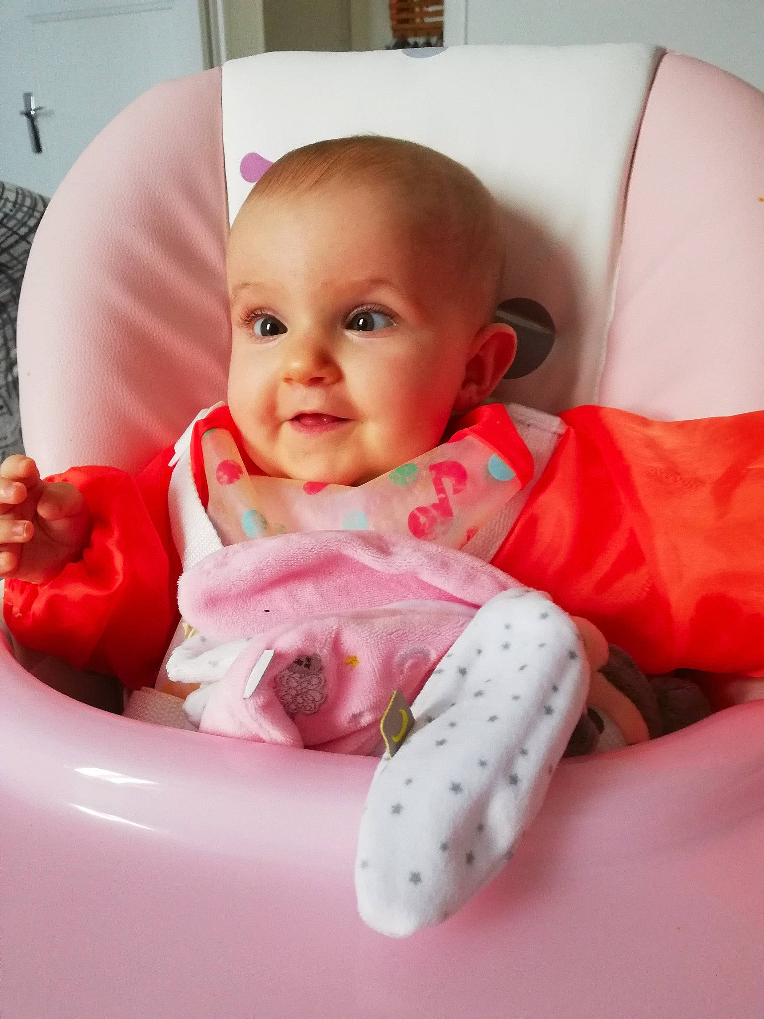 Mélyna a rejoint le concours — aidez-le/la à gagner de superbes lots ! baby, baby_products, baby_safety, baby_sleeping, baby_toddler_clothing, car_seat, cheek, child, comfort, eye, finger, happy, lip, mouth, person, pink, product, sitting, sleeve, smile