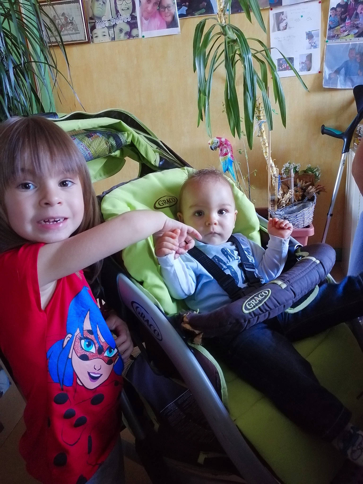 Jecyka participe au concours pour gagner de l'argent avec cette photo : baby, baby_carriage, baby_products, chair, child, eye, face, fun, head, iris, people, person, plant, product, sibling, sitting, skin, smile, toddler, tree