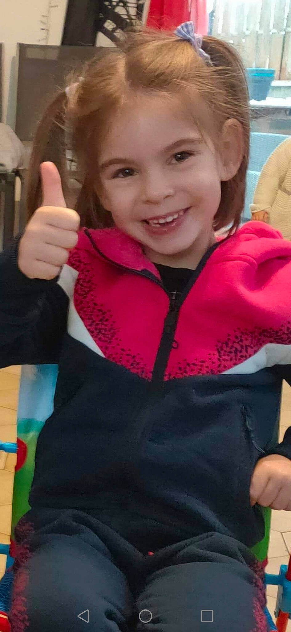 Jecyka a rejoint le concours — aidez-le/la à gagner de superbes lots ! beauty, cheek, face, facial_expression, finger, fun, gesture, hair, hairstyle, hand, happy, head, human, joy, leisure, organ, person, skin, sleeve, smile