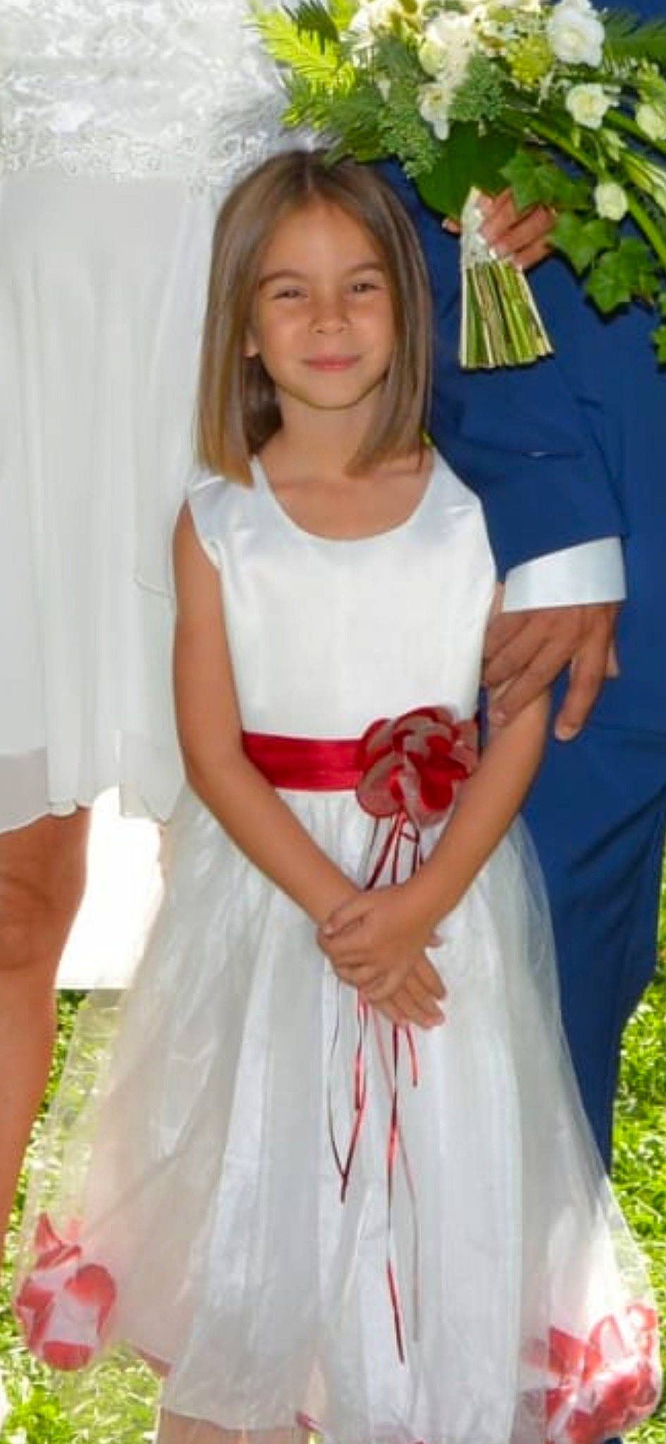 Jecyka a rejoint le concours — aidez-le/la à gagner de superbes lots ! bridal_accessory, bridal_clothing, bridal_party_dress, day_dress, dress, embellishment, fashion_design, formal_wear, gesture, gown, happy, joy, long_hair, one_piece_garment, person, shoulder, sleeve, smile, waist, wedding_ceremony_supply