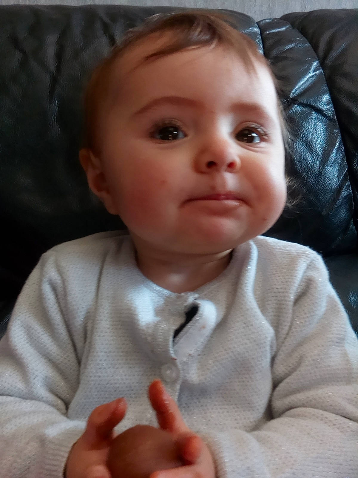 Kaëlys a rejoint le concours — aidez-le/la à gagner de superbes lots ! cheek, ear, eye, eyebrow, eyelash, finger, forehead, gesture, hand, head, human_body, iris, lip, mouth, nose, person, skin, sleeve, thumb, toddler