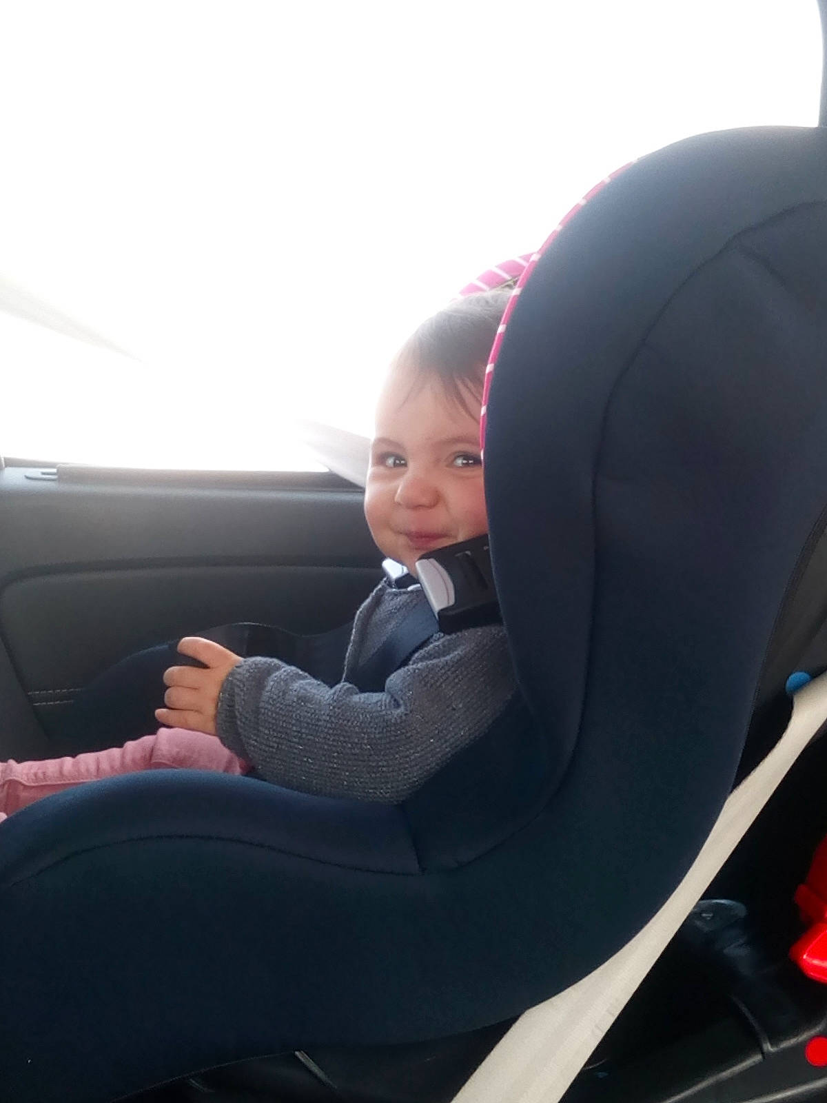 Kaëlys a rejoint le concours — aidez-le/la à gagner de superbes lots ! auto_part, automotive_design, automotive_exterior, automotive_wheel_system, car, car_seat, car_seat_cover, comfort, family_car, head_restraint, mode_of_transport, motor_vehicle, person, personal_luxury_car, smile, steering_part, steering_wheel, toddler, vehicle, vehicle_door