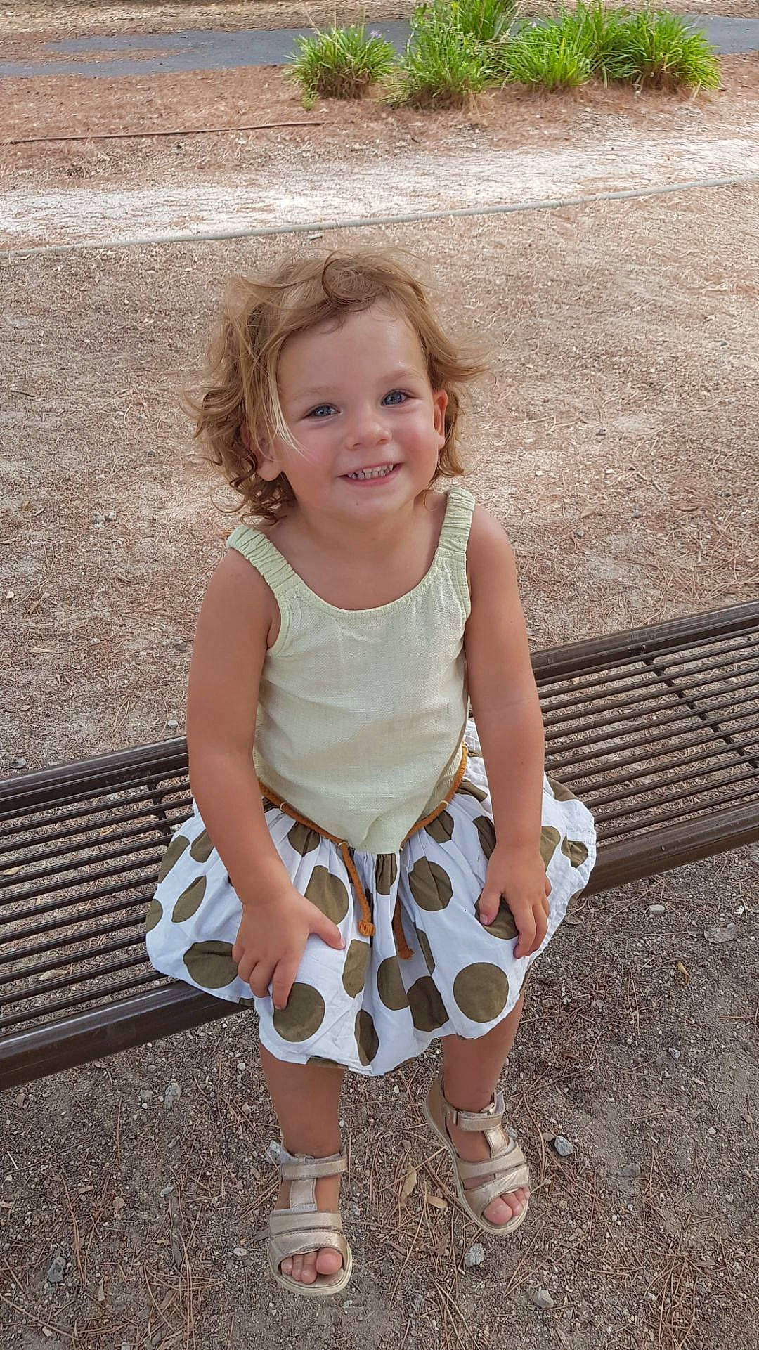 Lorena participe au concours pour gagner de l'argent avec cette photo : baby_toddler_clothing, child, clothing, dress, face, grass, hairstyle, hand, happy, iris, joy, leaf, mammal, person, pink, shoe, skin, sleeve, smile, standing