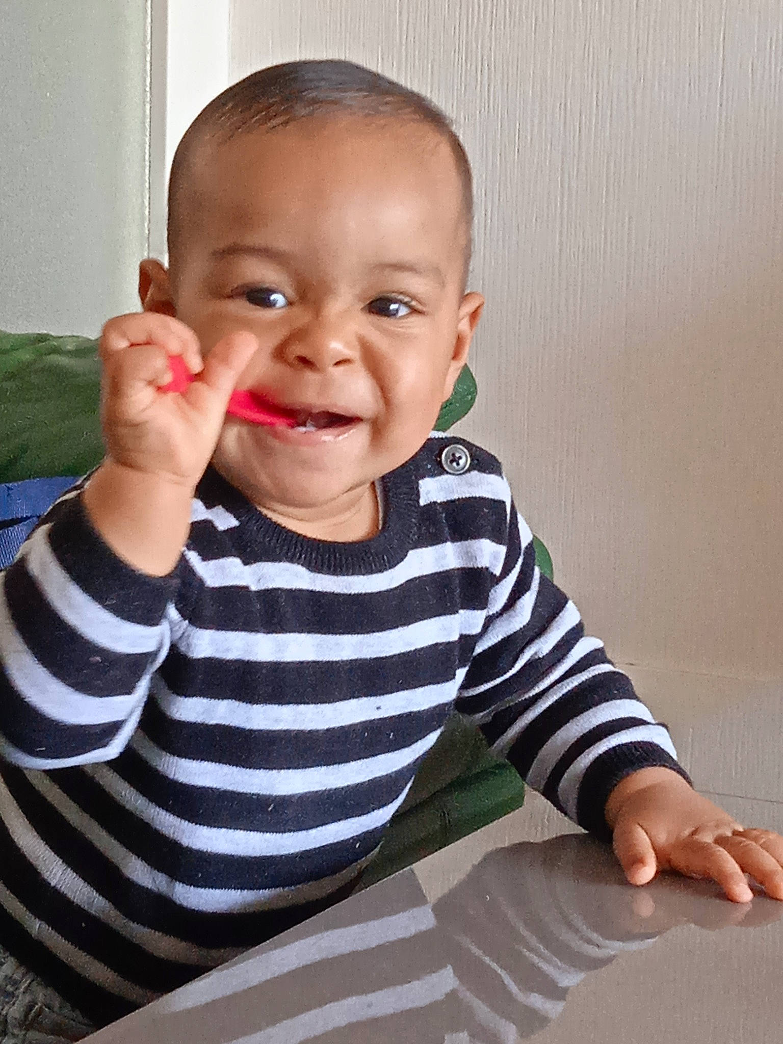 Kyllian participe au concours pour gagner de l'argent avec cette photo : arm, baby, baby_toddler_clothing, cheek, child, face, finger, flooring, gesture, happy, head, human_body, joy, nose, pattern, person, sitting, sleeve, smile, t_shirt