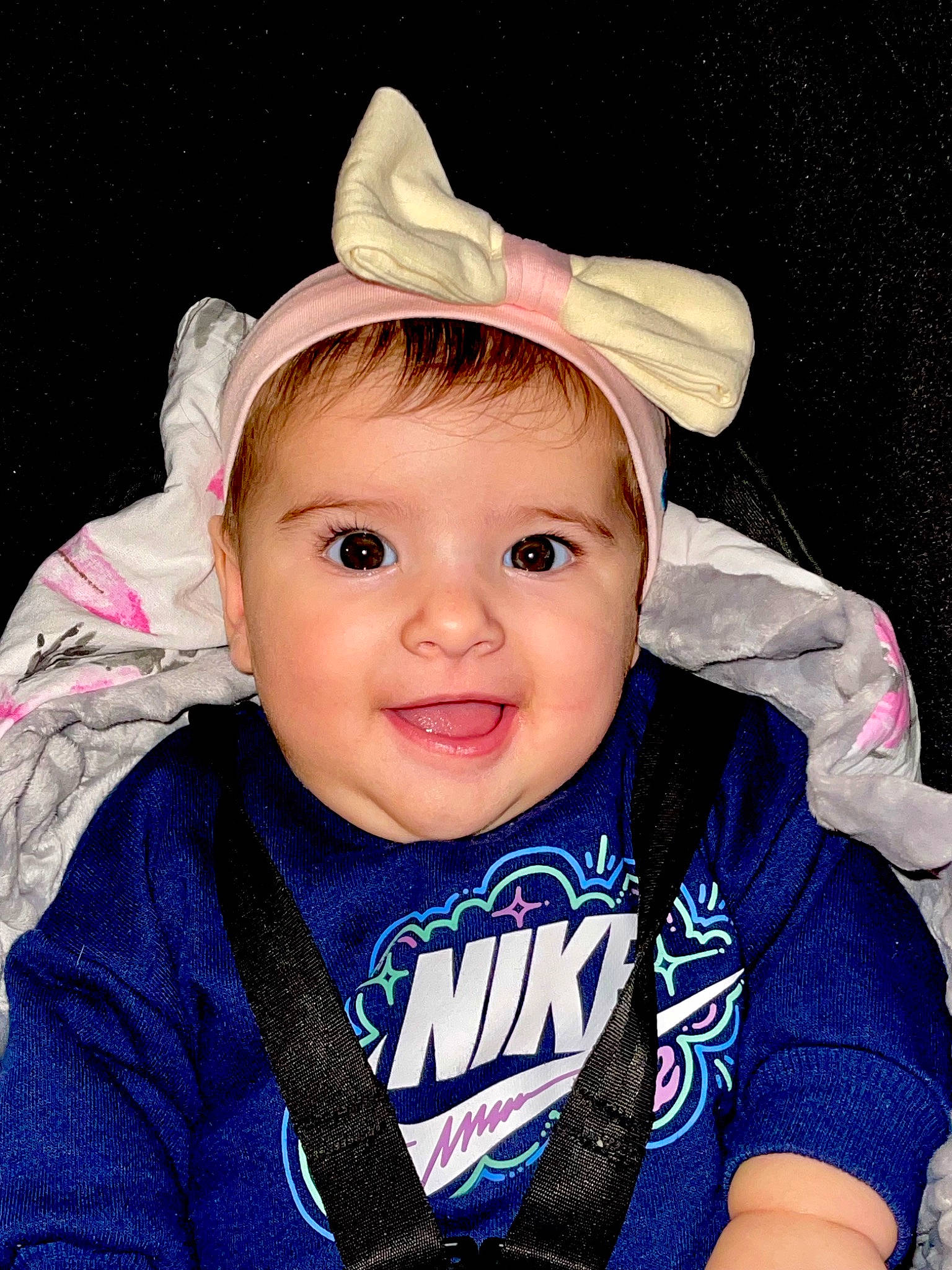 Lolita a rejoint le concours — aidez-le/la à gagner de superbes lots ! baby, baby_toddler_clothing, cap, cheek, child, cool, costume_hat, electric_blue, eyelash, fashion_accessory, flash_photography, fun, hair_accessory, happy, head, joy, outerwear, person, sleeve, smile