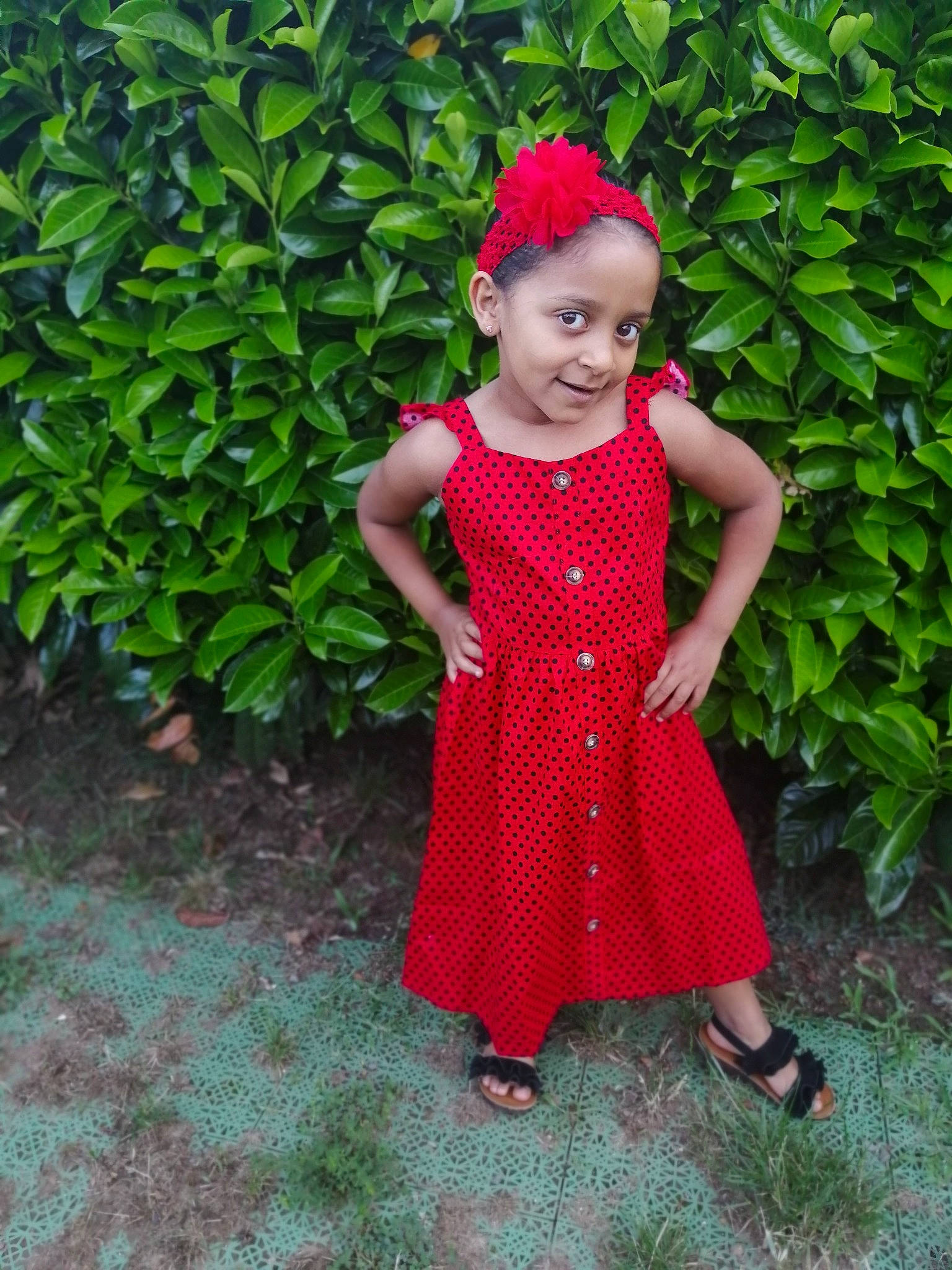 Kenzy participe au concours pour gagner de l'argent avec cette photo : child, child_model, clothing, day_dress, design, dress, headgear, headwear, joy, pattern, person, pink, plant, red