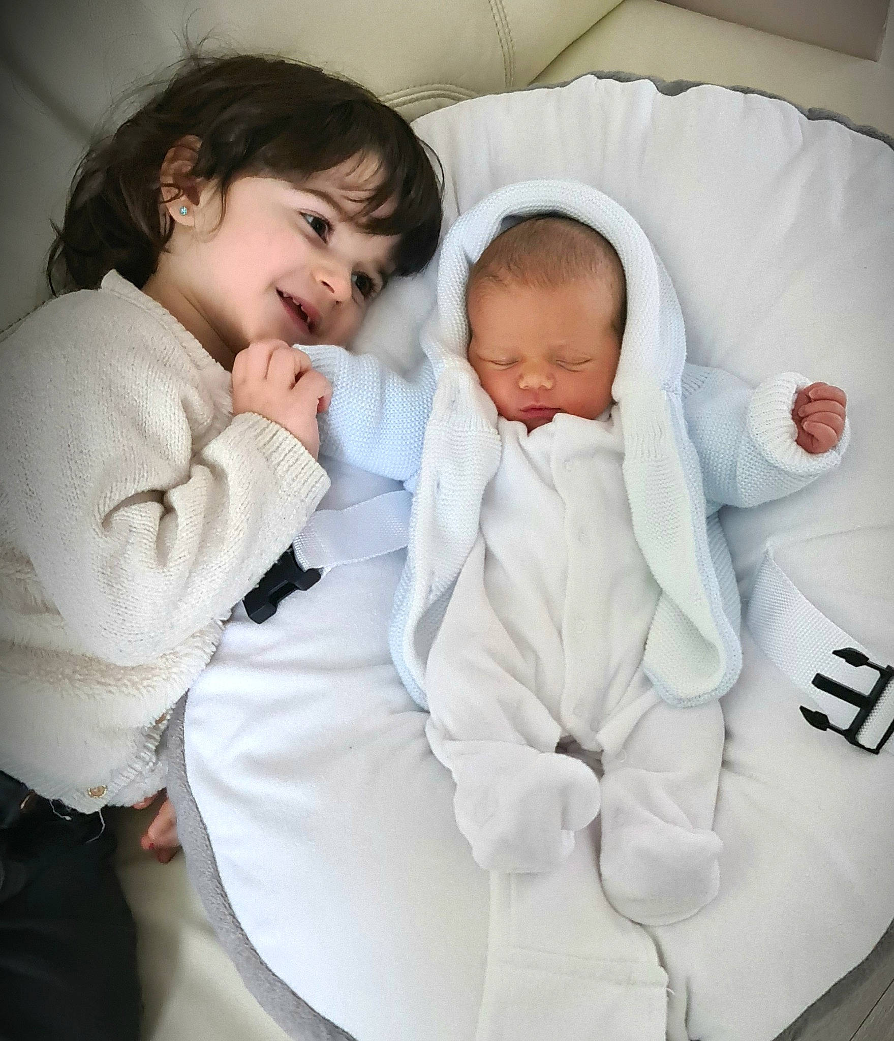 Rafael participe au concours pour gagner de l'argent avec cette photo : baby, baby_products, baby_sleeping, baby_toddler_clothing, bedding, cheek, child, comfort, eyebrow, finger, fur, gesture, happy, linens, mouth, nose, person, skin, sleeve, smile
