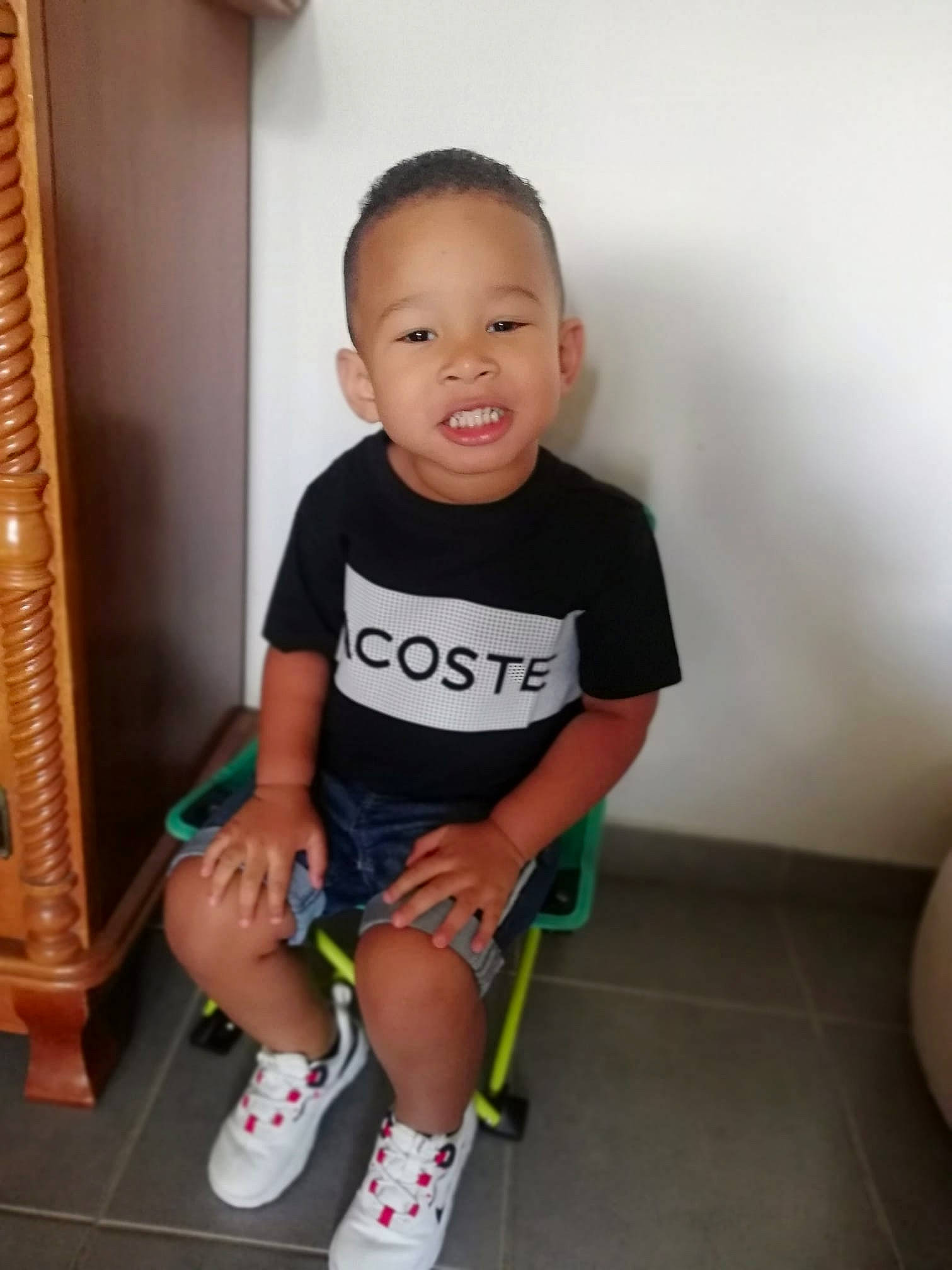 Raphaël a rejoint le concours — aidez-le/la à gagner de superbes lots ! baby, baby_toddler_clothing, child, chin, elbow, electric_blue, facial_expression, floor, flooring, fun, happy, head, human_leg, knee, person, shorts, sleeve, smile, t_shirt, thigh