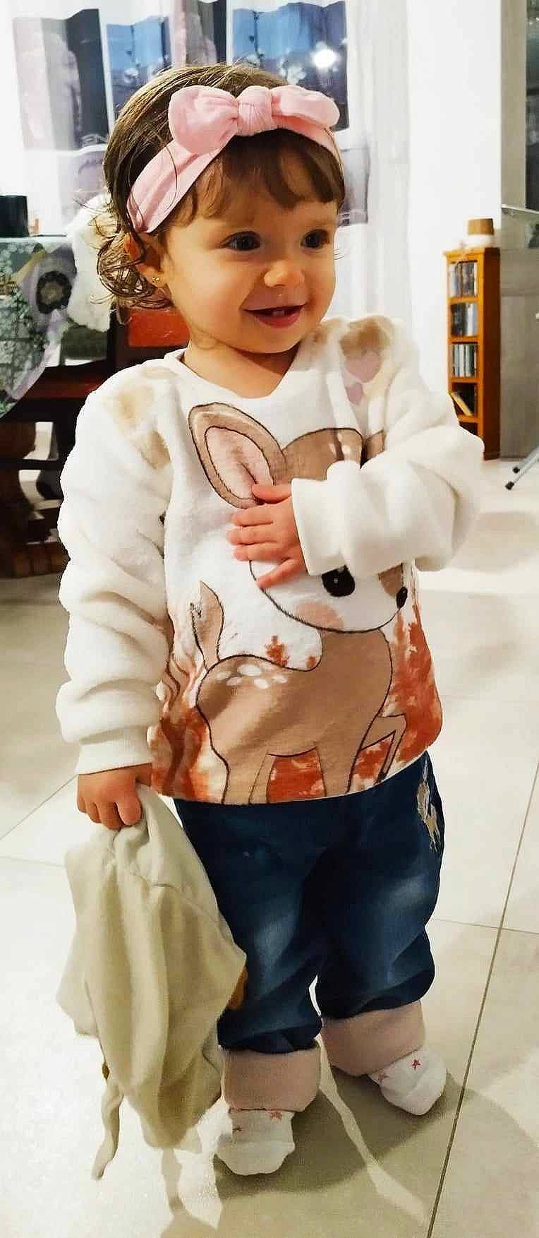 Myla a rejoint le concours — aidez-le/la à gagner de superbes lots ! baby, baby_toddler_clothing, child, costume, event, fashion, fashion_accessory, fun, happy, joy, neck, outerwear, person, personal_protective_equipment, photograph, shelf, sleeve, smile, thigh, thumb