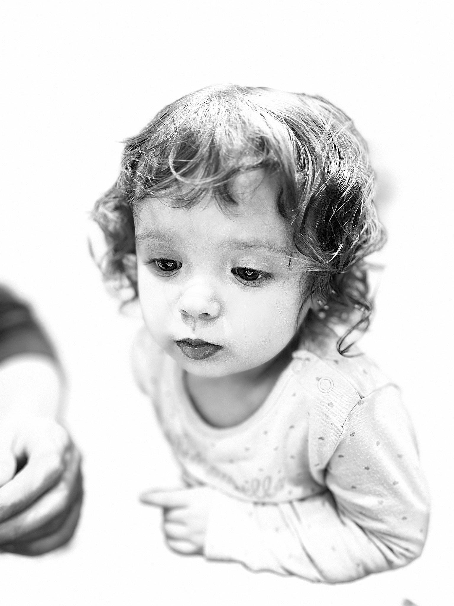 Myla a rejoint le concours — aidez-le/la à gagner de superbes lots ! art, black_and_white, cheek, child, chin, eye, eyebrow, eyelash, face, facial_expression, gesture, happy, iris, lip, monochrome_photography, nose, organ, person, skin, sleeve