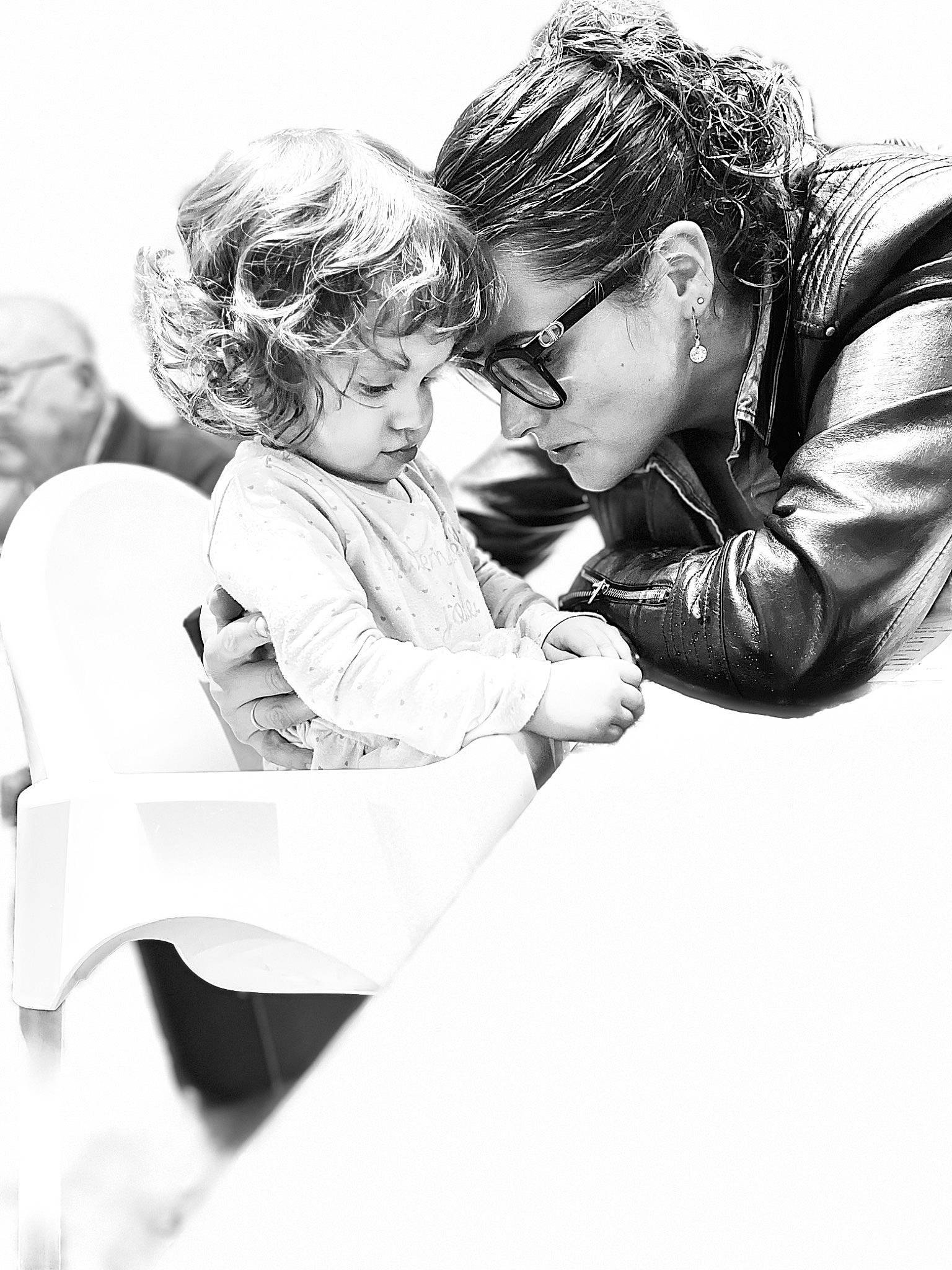 Myla participe au concours pour gagner de l'argent avec cette photo : black_and_white, child, conversation, eyewear, fashion_design, font, fun, gesture, goggles, happy, hug, illustration, interaction, love, monochrome, monochrome_photography, person, romance, sitting, style