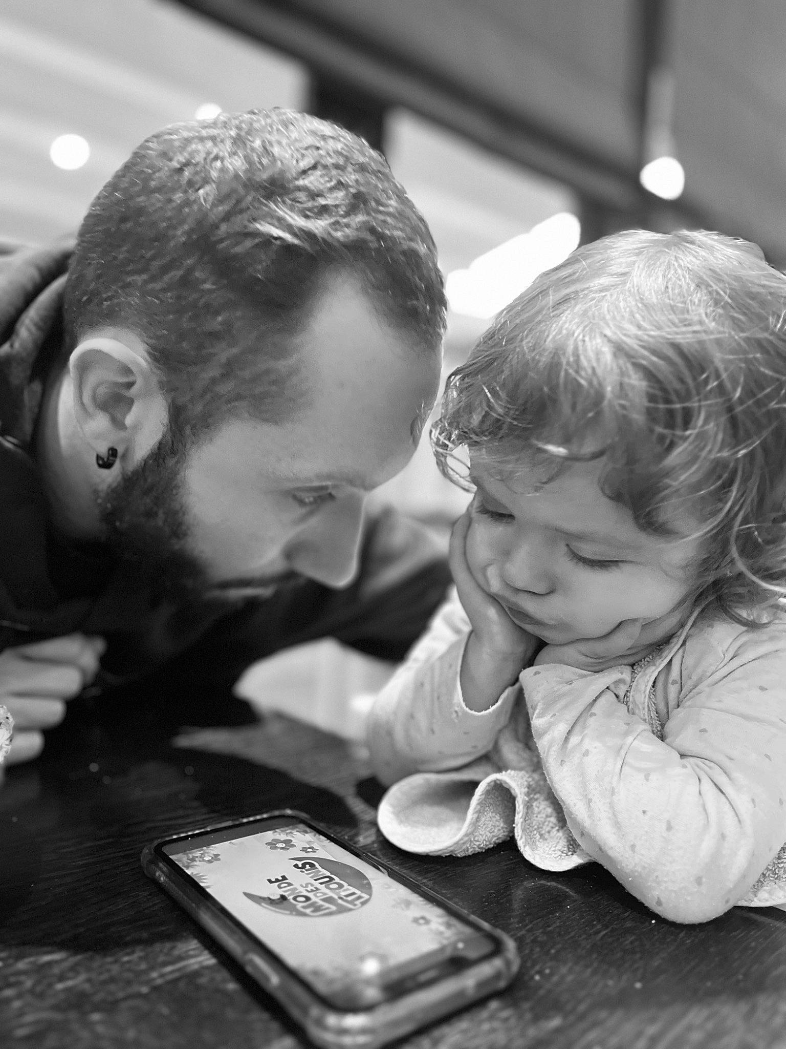 Myla a rejoint le concours — aidez-le/la à gagner de superbes lots ! black, black_and_white, child, fun, hair, hairstyle, hand, happy, human, monochrome, monochrome_photography, organ, people, person, photograph, recreation, smile, snapshot, style, toddler