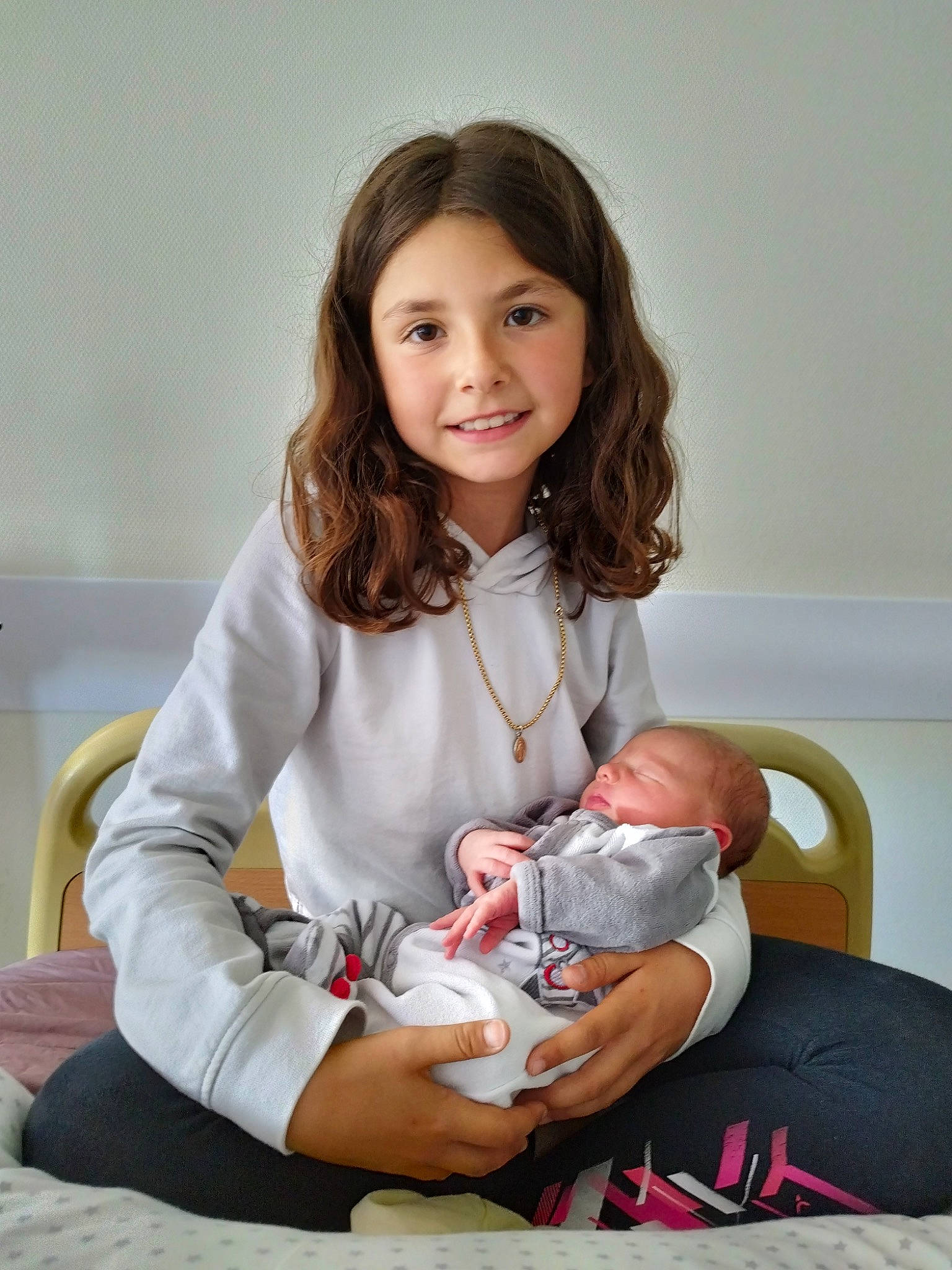 Lilou a rejoint le concours — aidez-le/la à gagner de superbes lots ! arm, baby, baby_toddler_clothing, child, comfort, elbow, facial_expression, gesture, hairstyle, happy, human_leg, jewellery, joy, knee, lap, person, sitting, skin, sleeve, smile