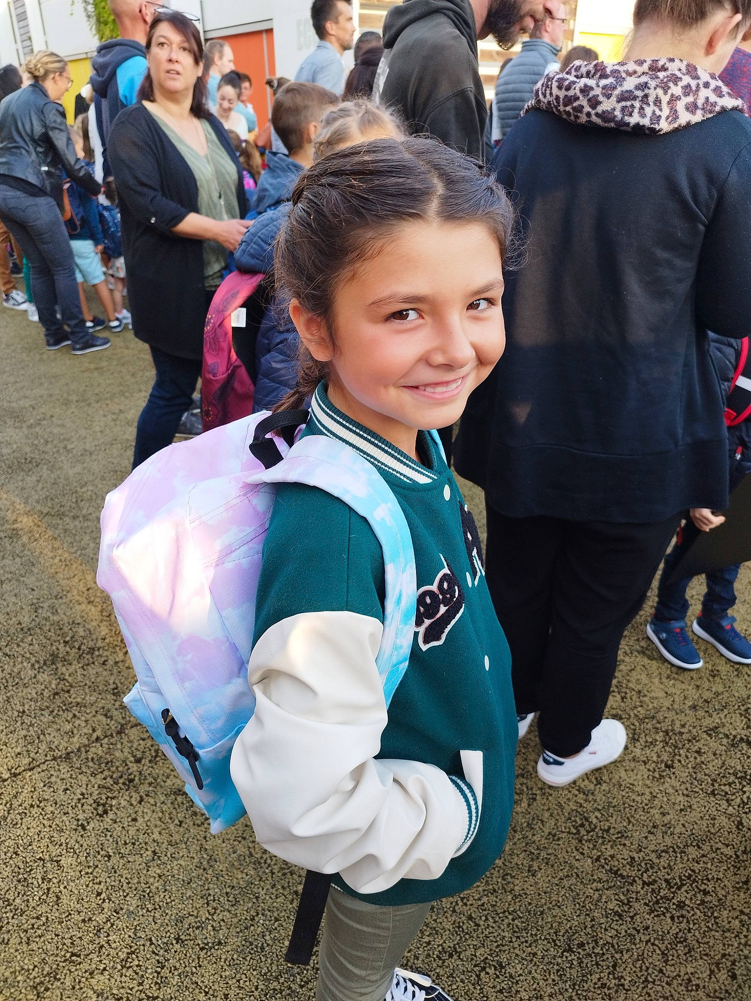 Lilou a rejoint le concours — aidez-le/la à gagner de superbes lots ! child, cosplay, costume, dance, electric_blue, event, fun, hair_coloring, happy, jewellery, joy, leisure, luggage_and_bags, necklace, person, public_event, recreation, shoe, smile, tourism